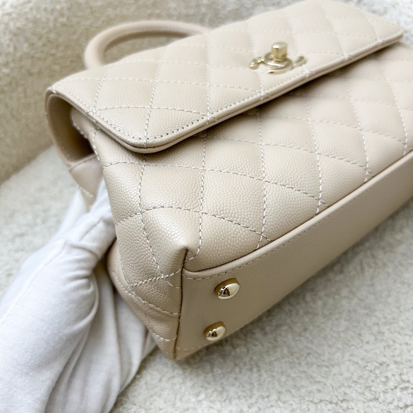 GLM-Small (24cm) Coco Handle Flap in 25P Beige Caviar and LGHW (Model: A92990)