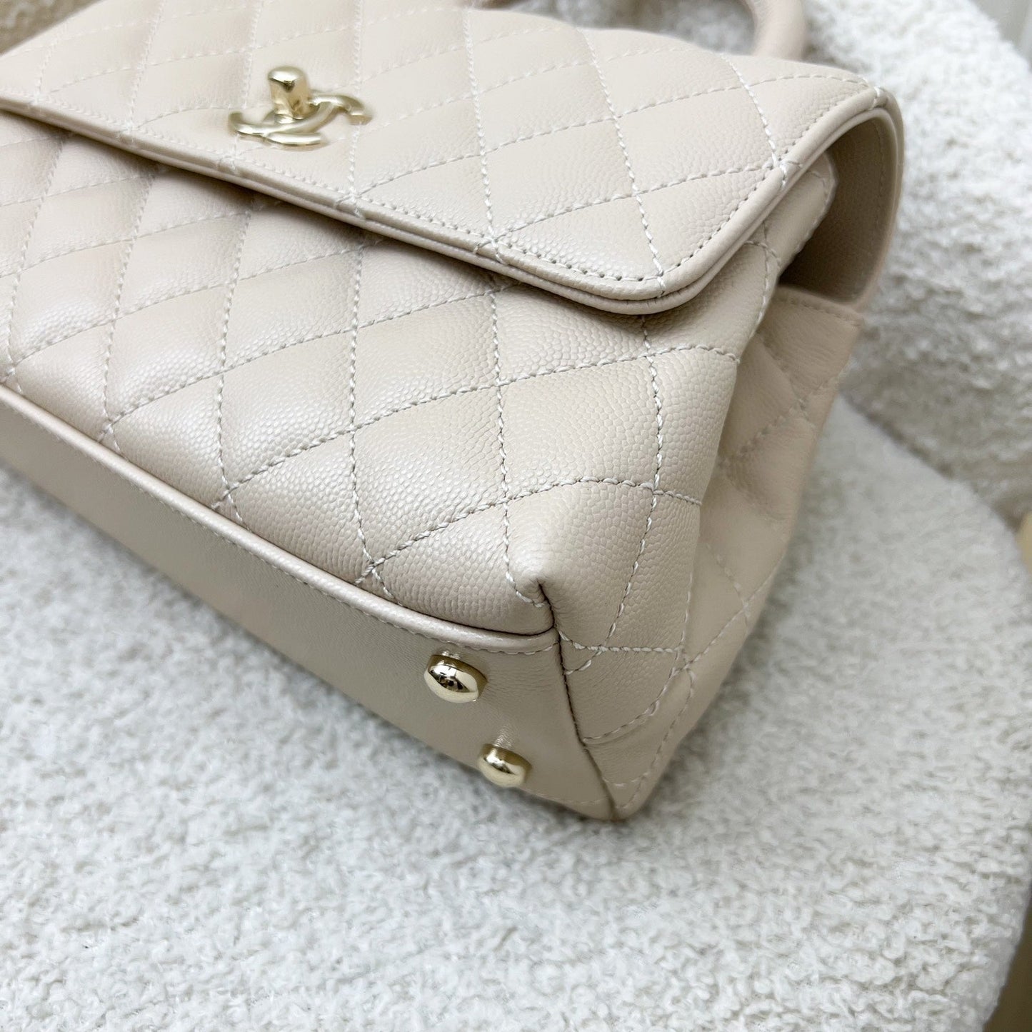 GLM-Small (24cm) Coco Handle Flap in 25P Beige Caviar and LGHW (Model: A92990)