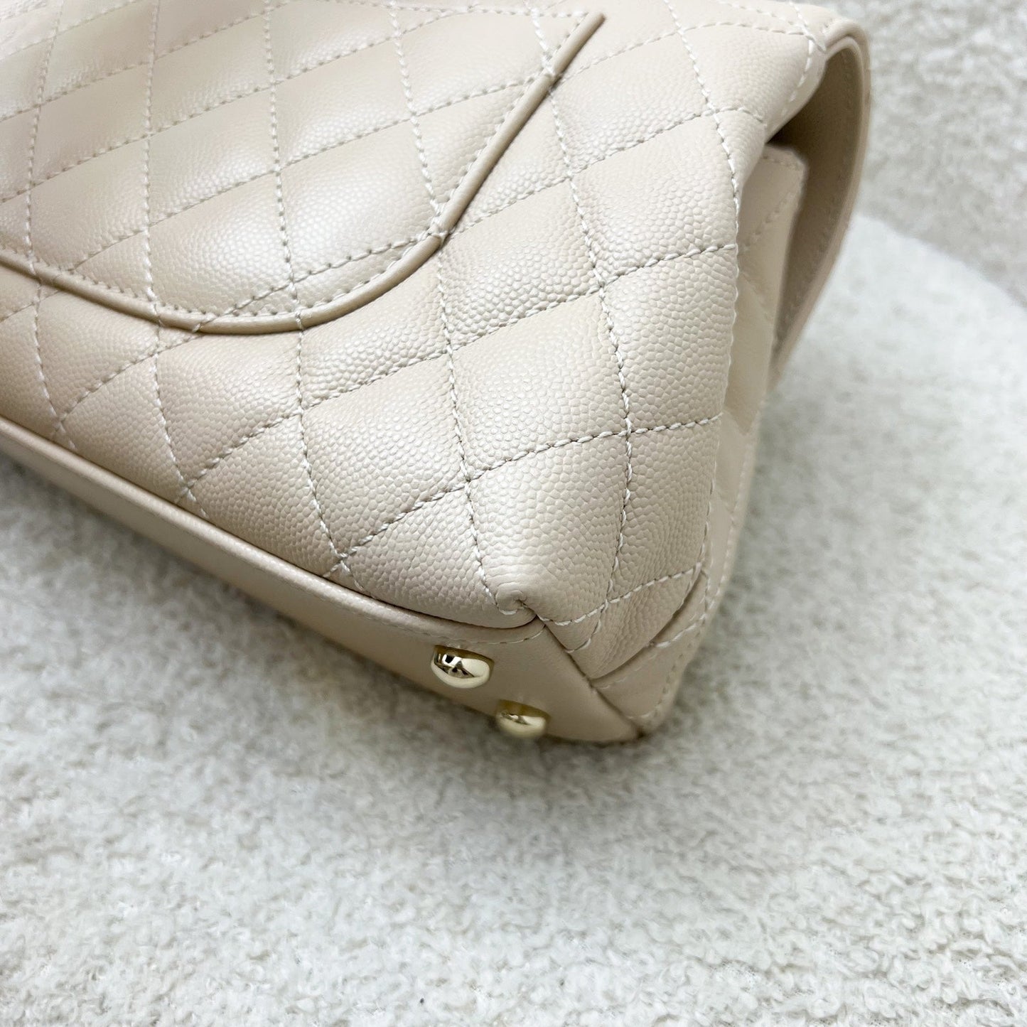 GLM-Small (24cm) Coco Handle Flap in 25P Beige Caviar and LGHW (Model: A92990)