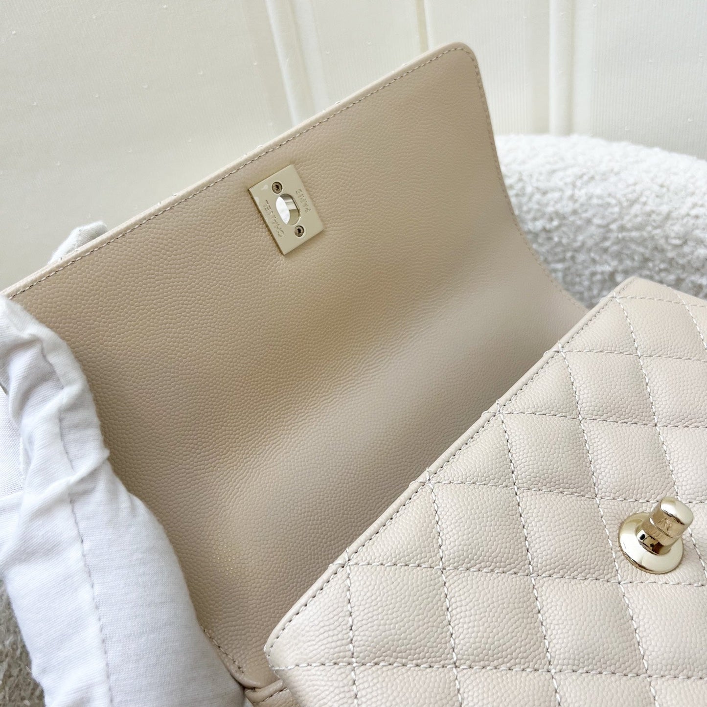 GLM-Small (24cm) Coco Handle Flap in 25P Beige Caviar and LGHW (Model: A92990)