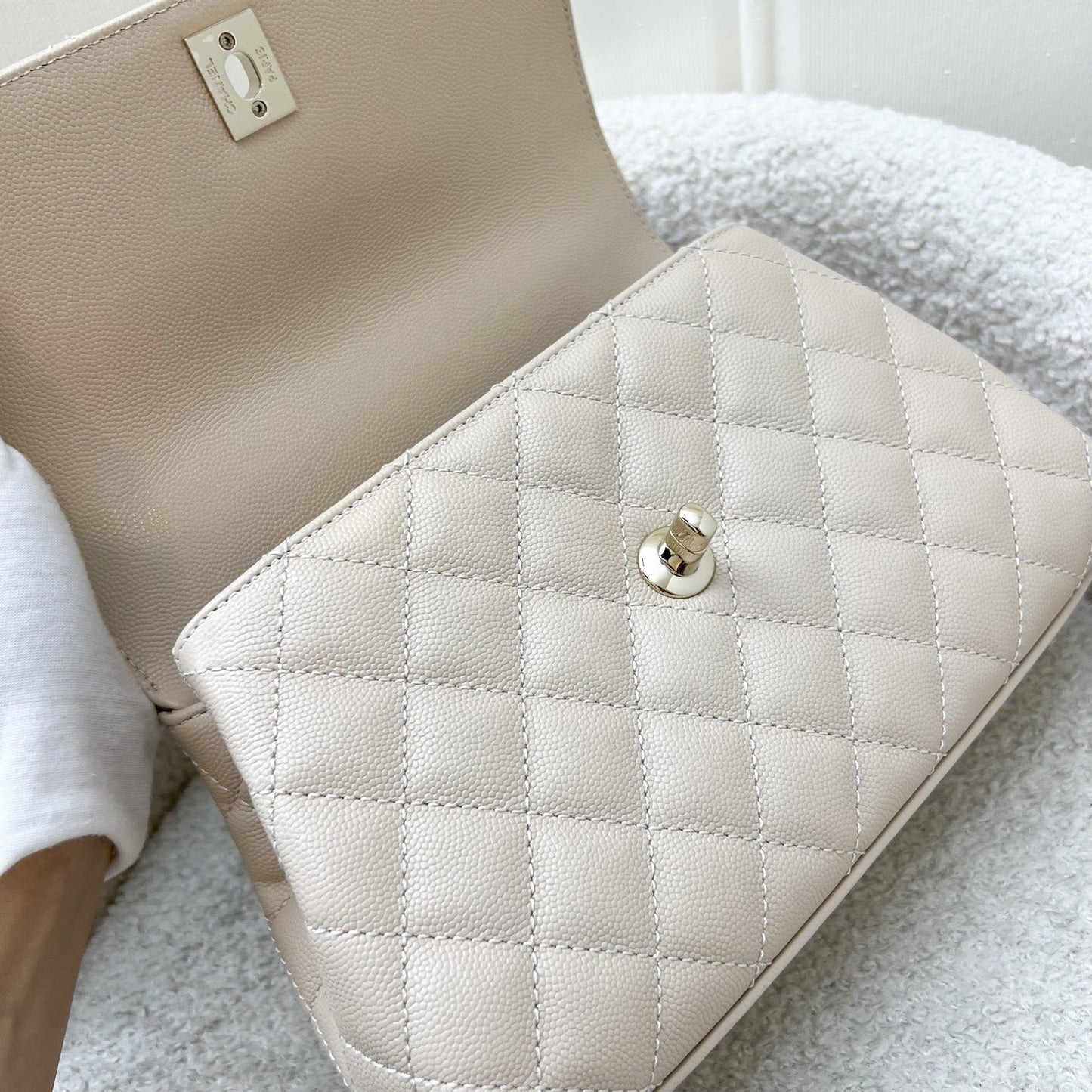 GLM-Small (24cm) Coco Handle Flap in 25P Beige Caviar and LGHW (Model: A92990)