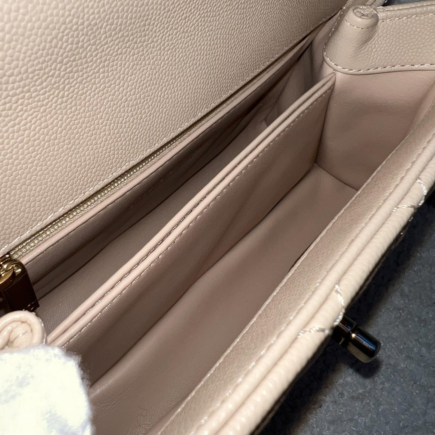 GLM-Small (24cm) Coco Handle Flap in 25P Beige Caviar and LGHW (Model: A92990)