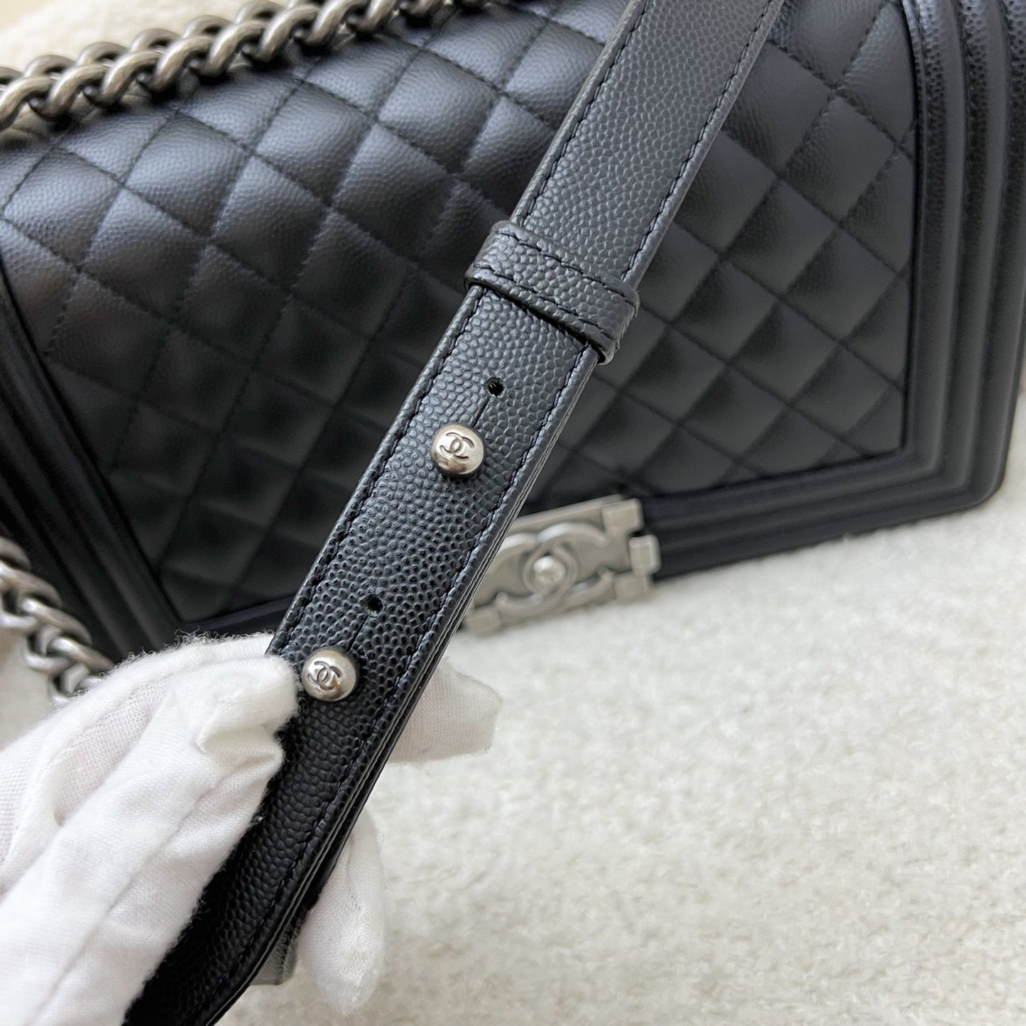 GLM-Medium 25cm Boy Flap in Black Caviar and RHW (Model: A67086)
