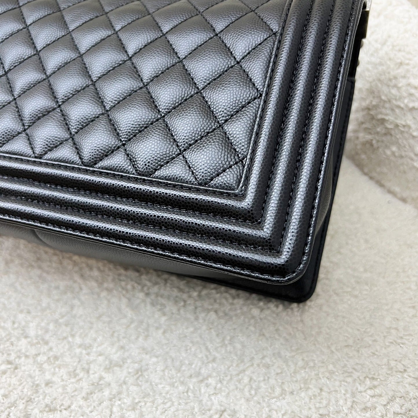 GLM-Medium 25cm Boy Flap in Black Caviar and RHW (Model: A67086)