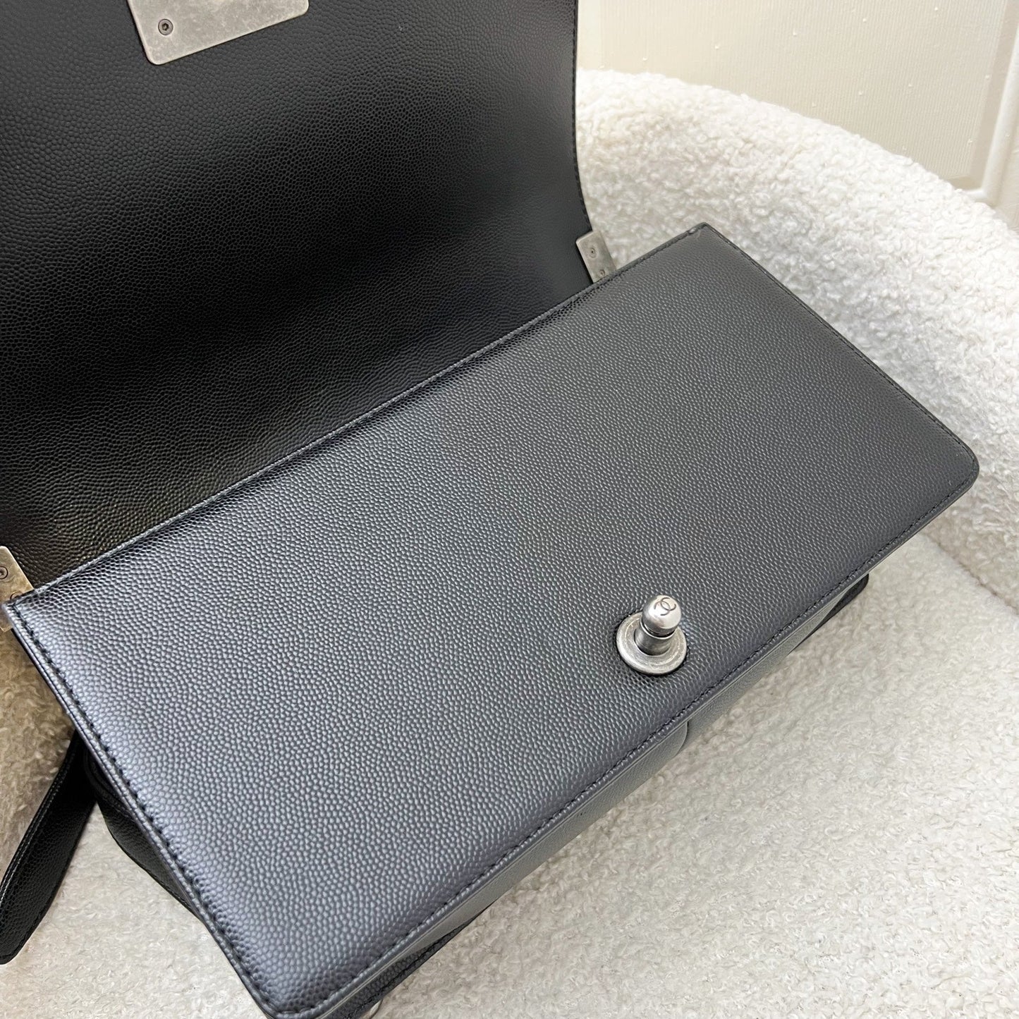 GLM-Medium 25cm Boy Flap in Black Caviar and RHW (Model: A67086)