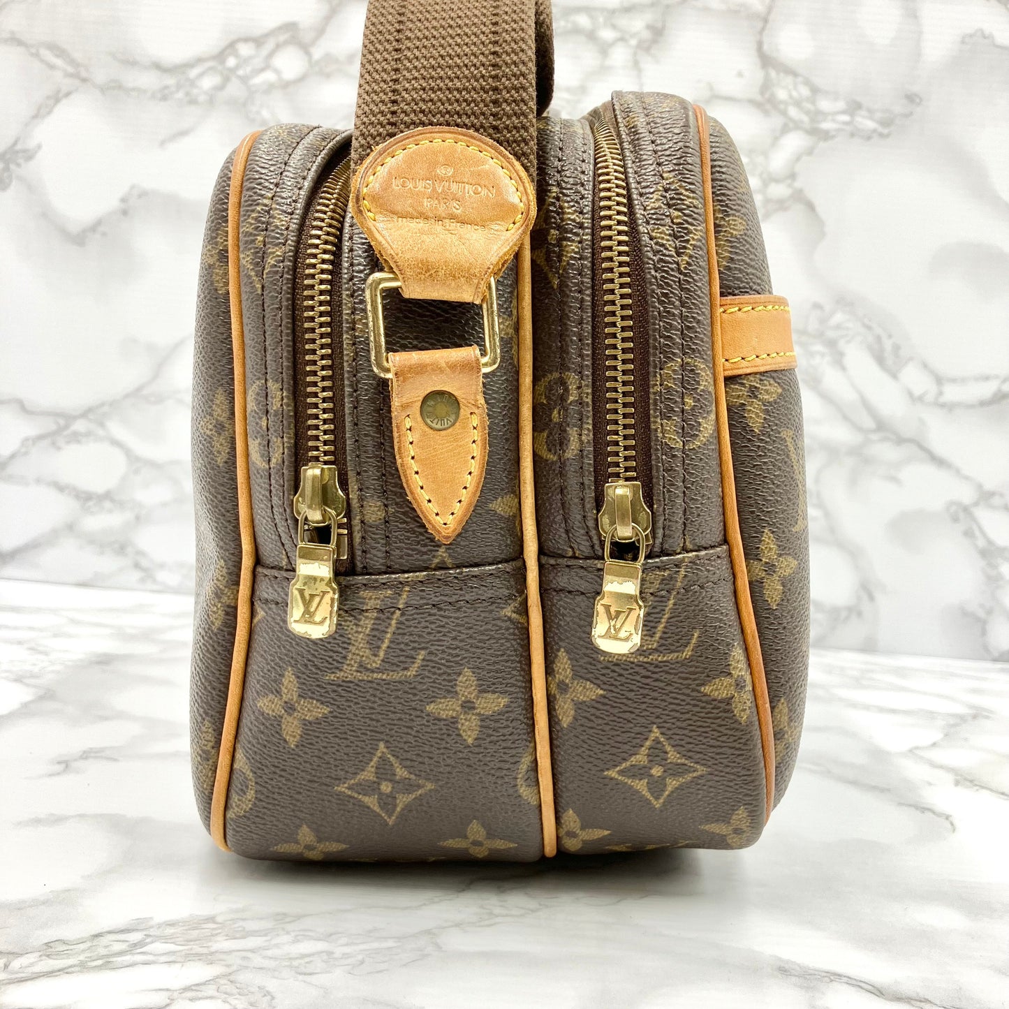 LOUIS VUITTON Monogram reporter