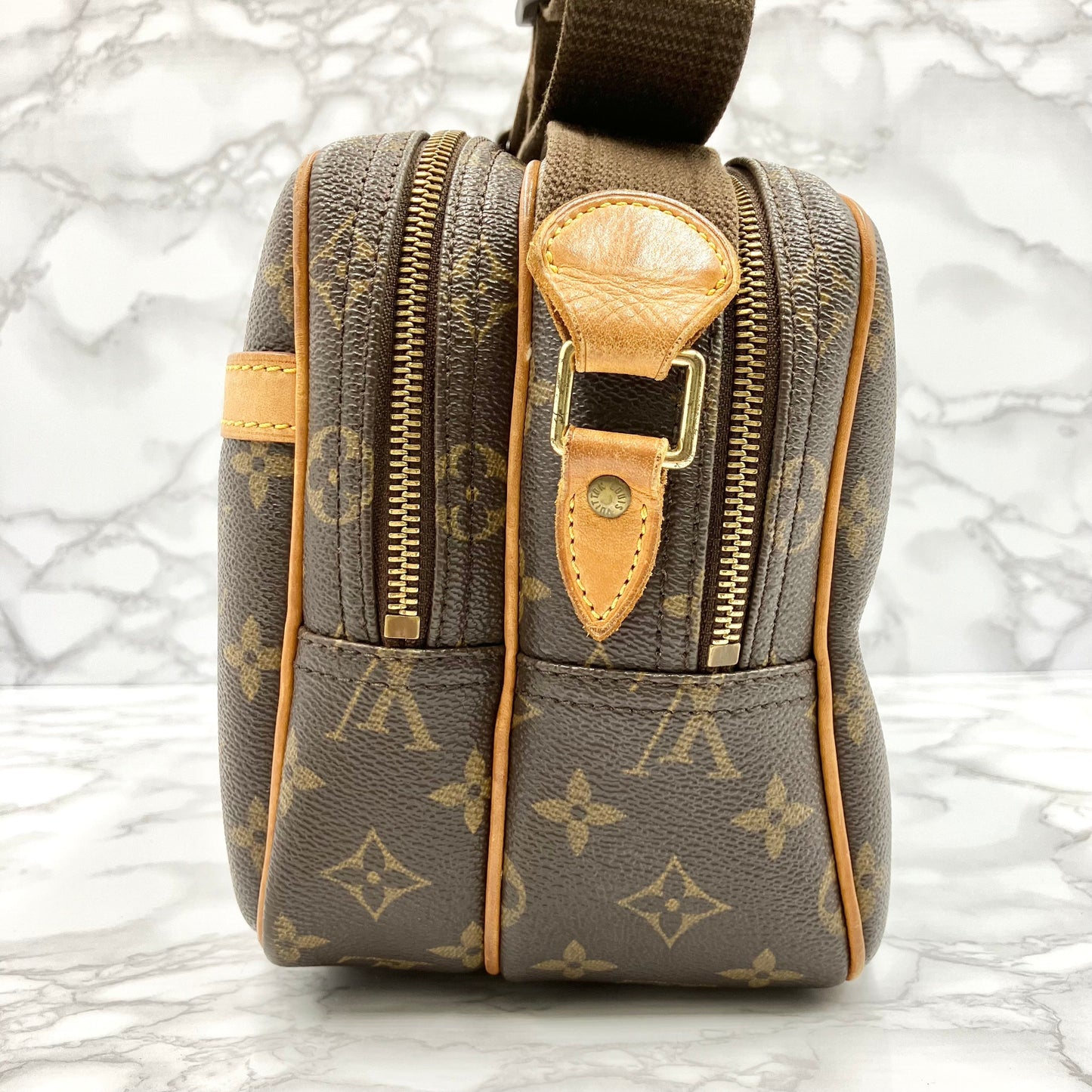 LOUIS VUITTON Monogram reporter