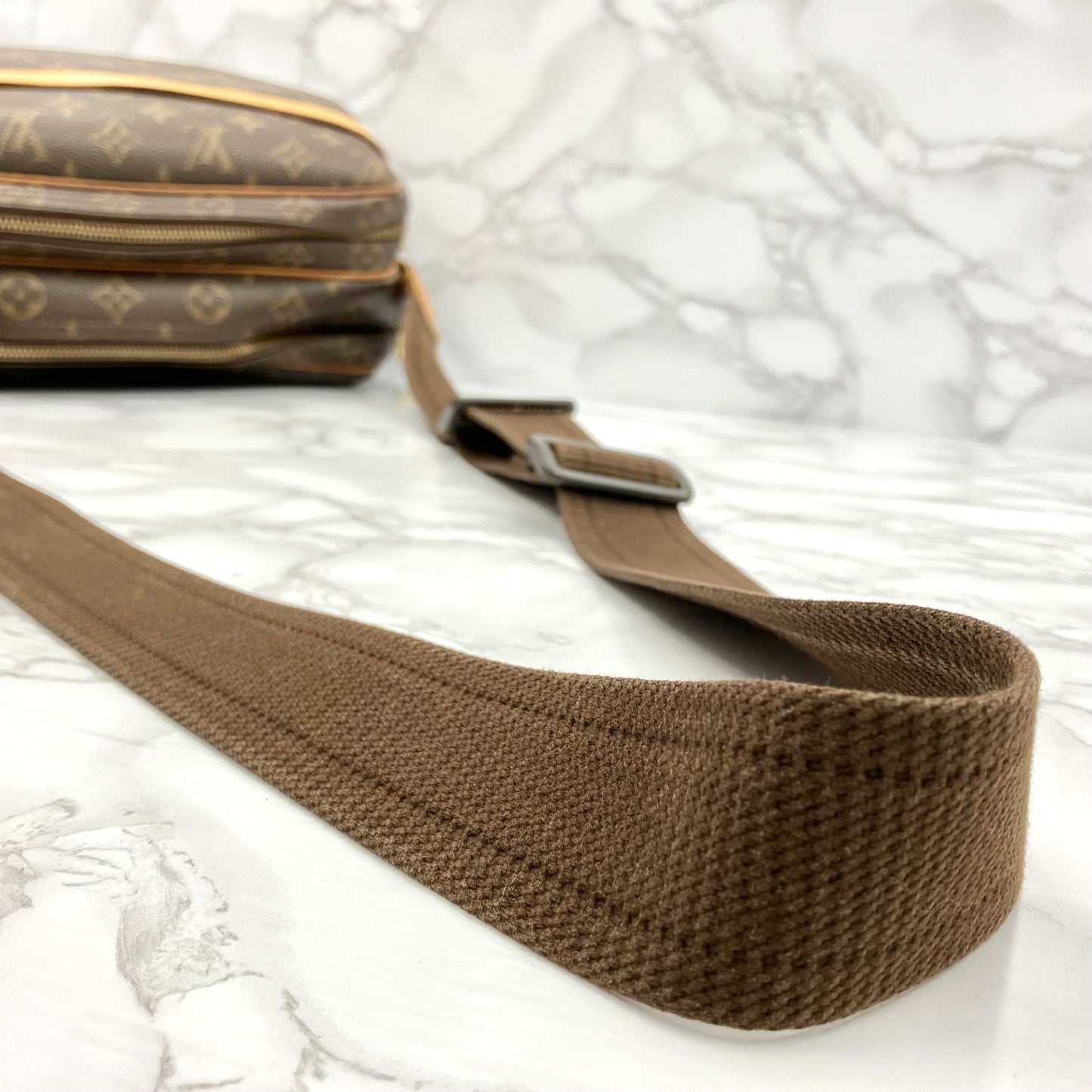 LOUIS VUITTON Monogram reporter