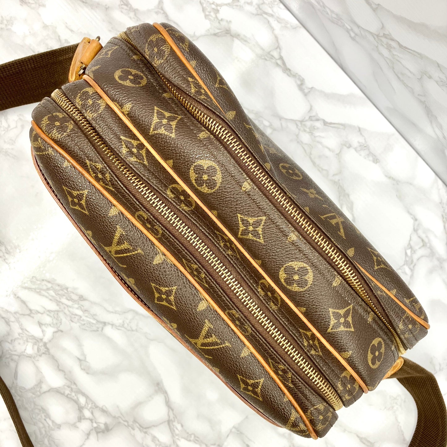 LOUIS VUITTON Monogram reporter