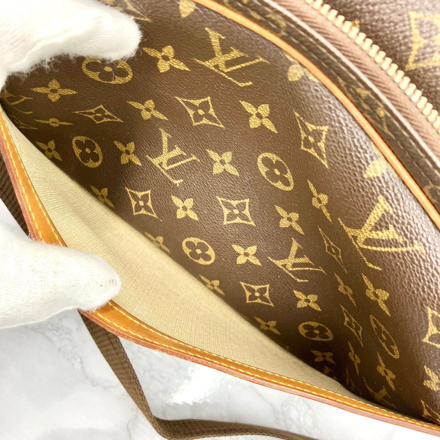 LOUIS VUITTON Monogram reporter