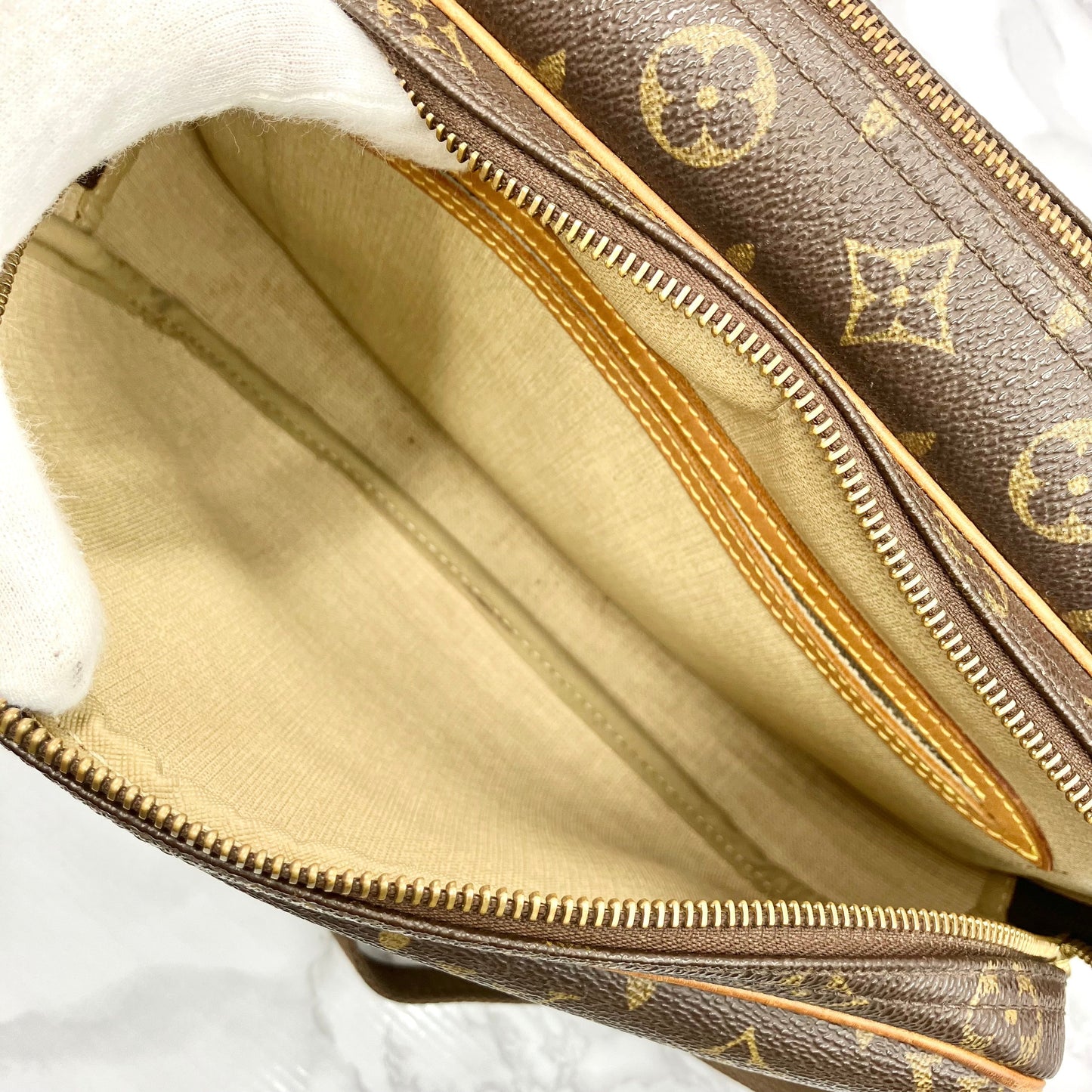 LOUIS VUITTON Monogram reporter