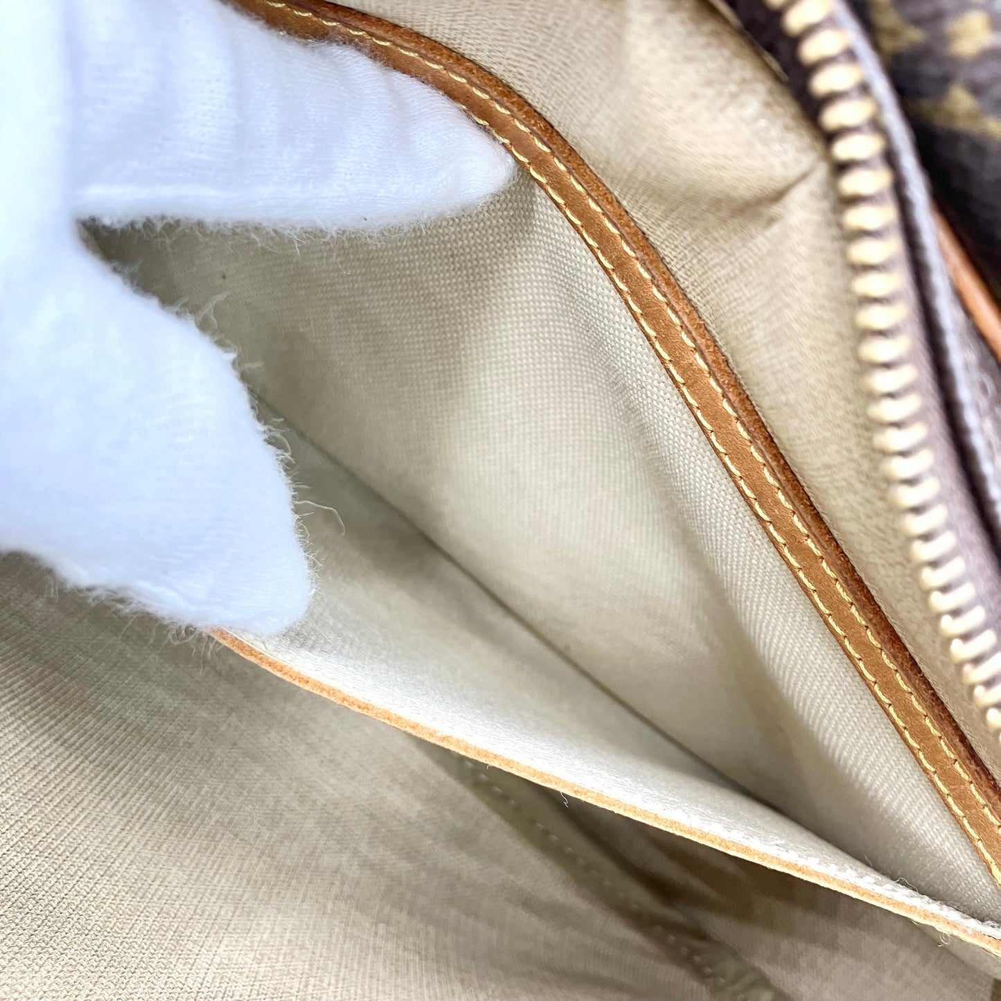 LOUIS VUITTON Monogram reporter