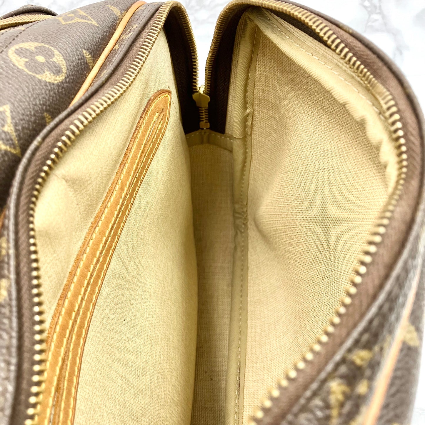 LOUIS VUITTON Monogram reporter