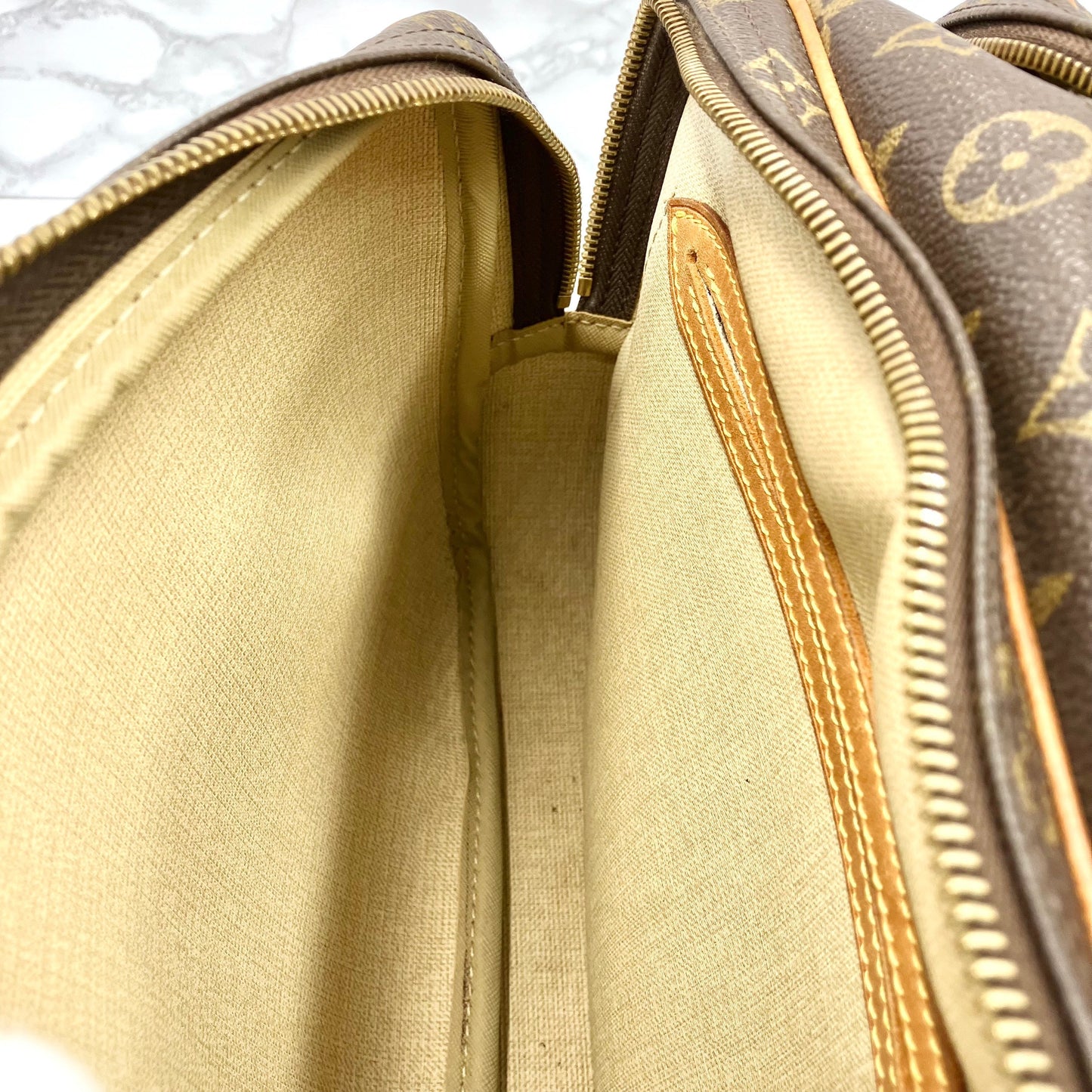 LOUIS VUITTON Monogram reporter