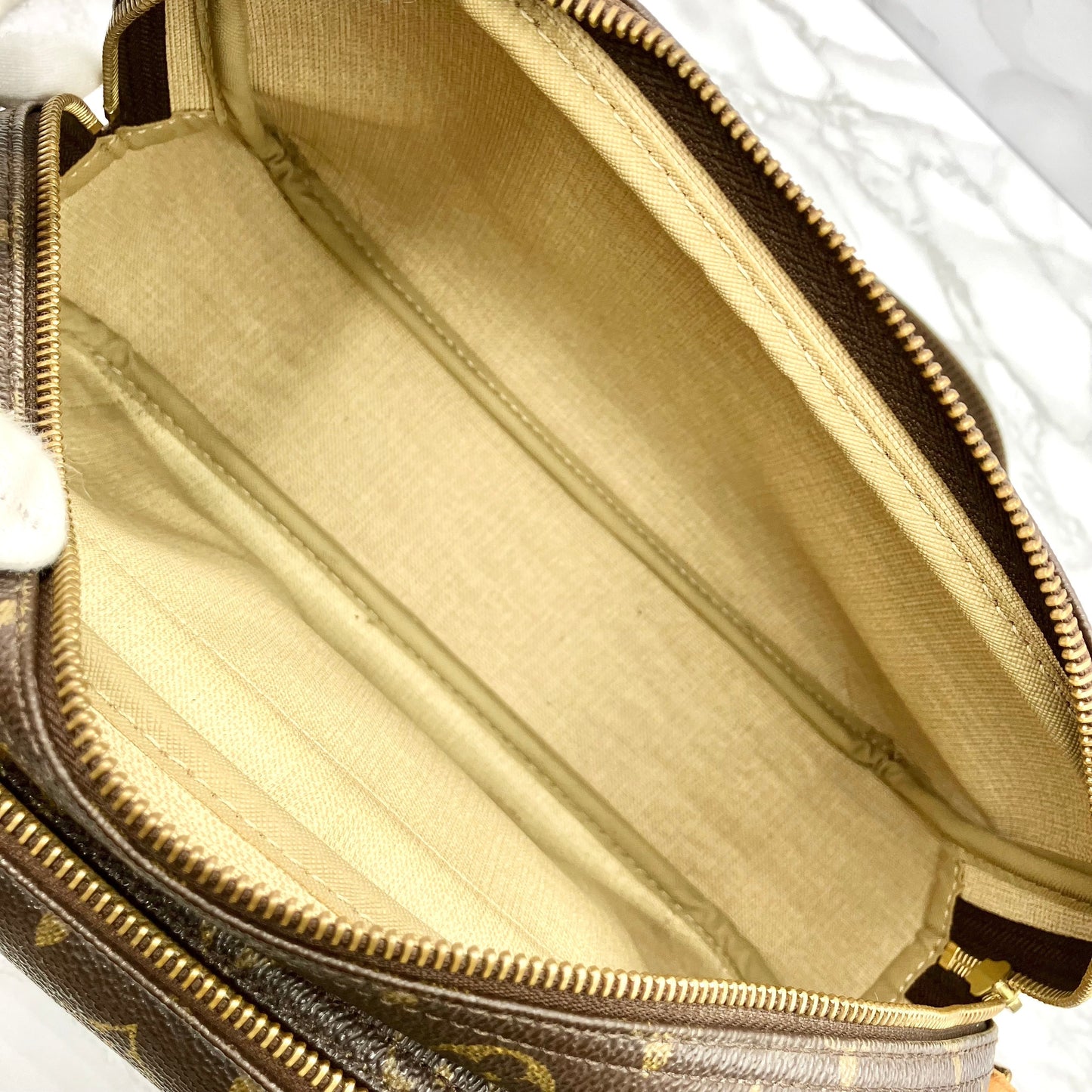 LOUIS VUITTON Monogram reporter