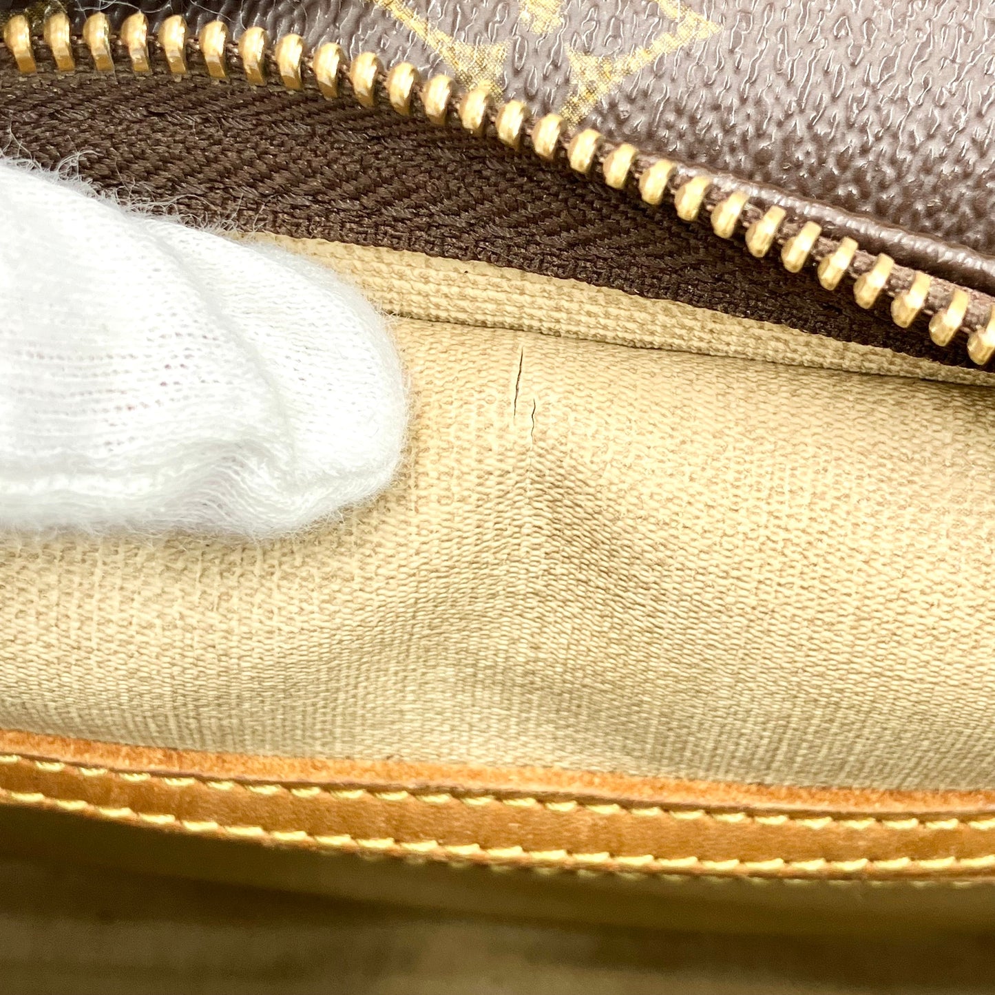LOUIS VUITTON Monogram reporter