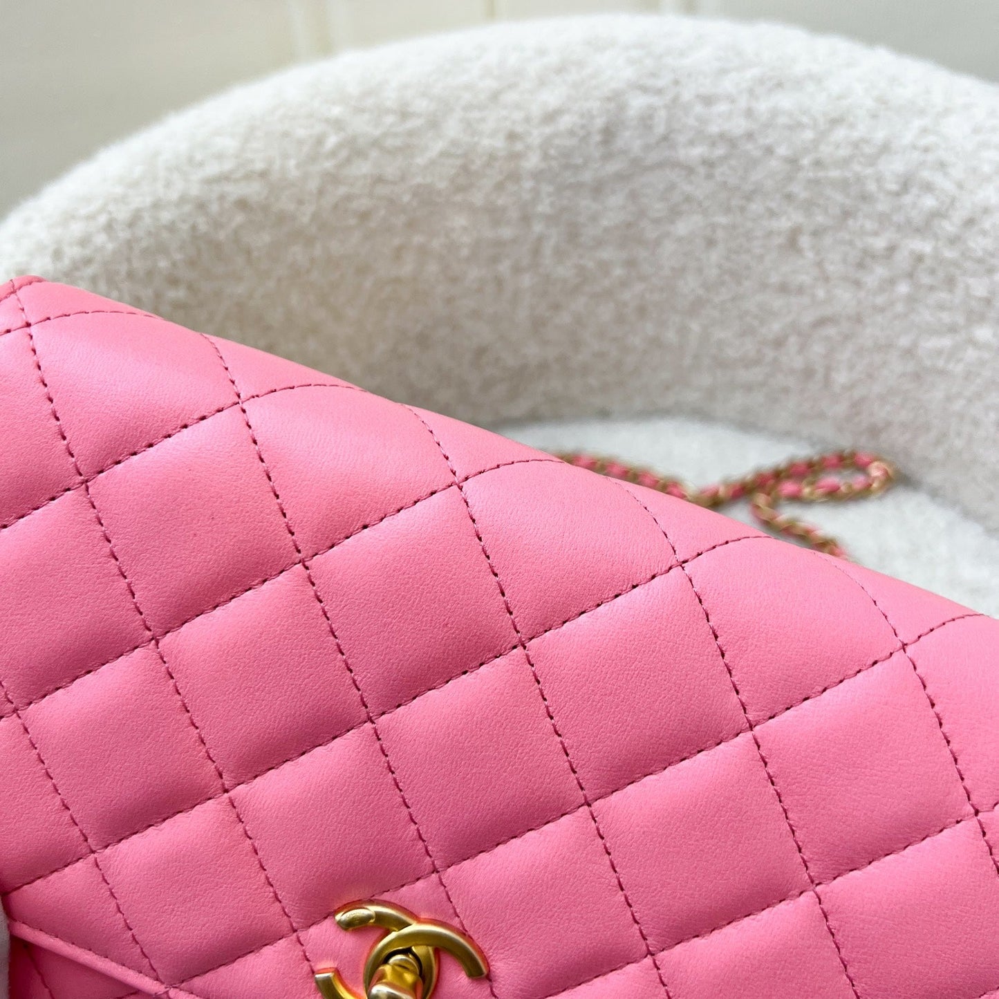 GLM-Pearl Crush Wallet on Chain WOC in 22S Coral Pink Lambskin and AGHW (Model: AP1450)