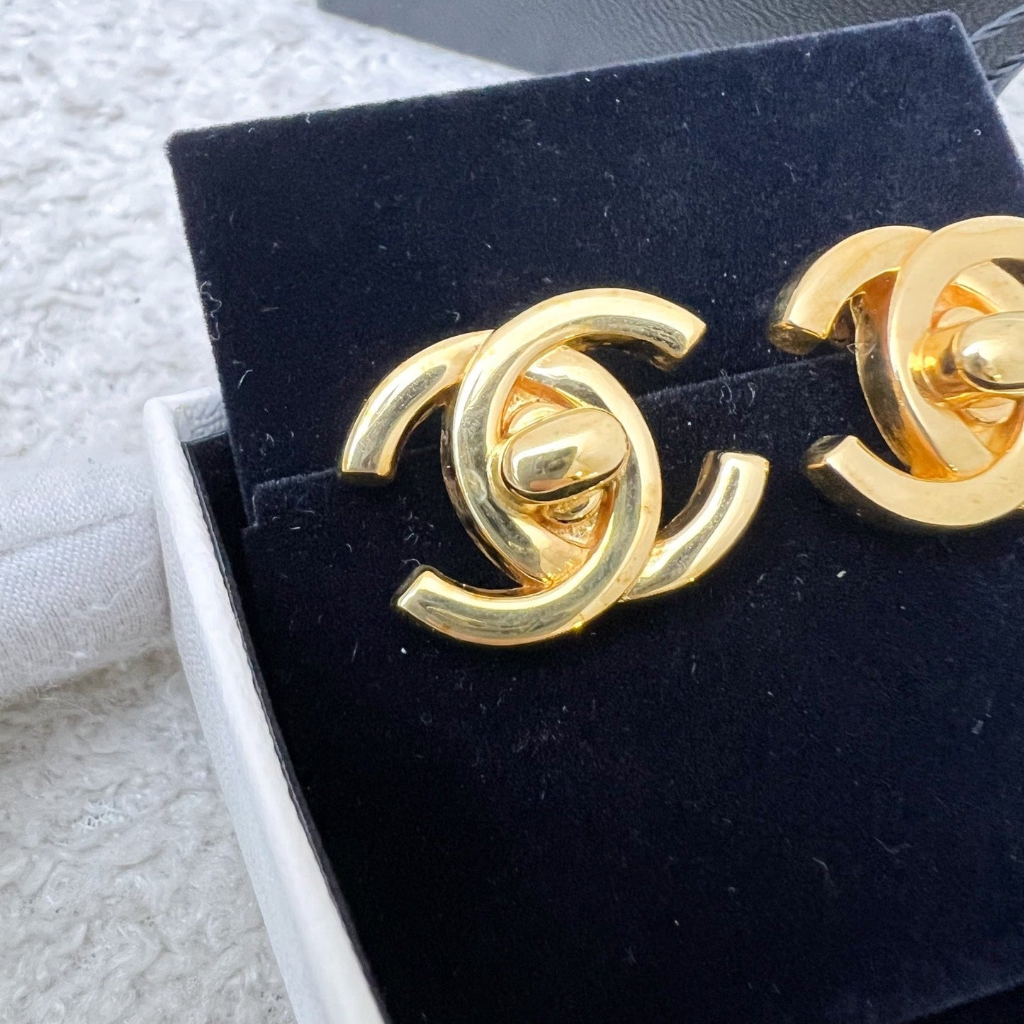 GLM- Medium GLM- Turnlock Clip On Earrings in GHW