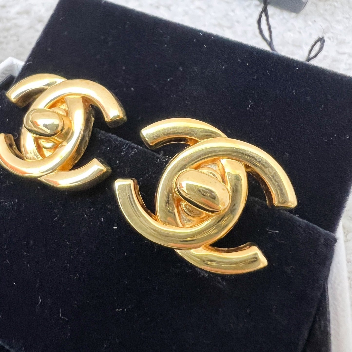 GLM- Medium GLM- Turnlock Clip On Earrings in GHW