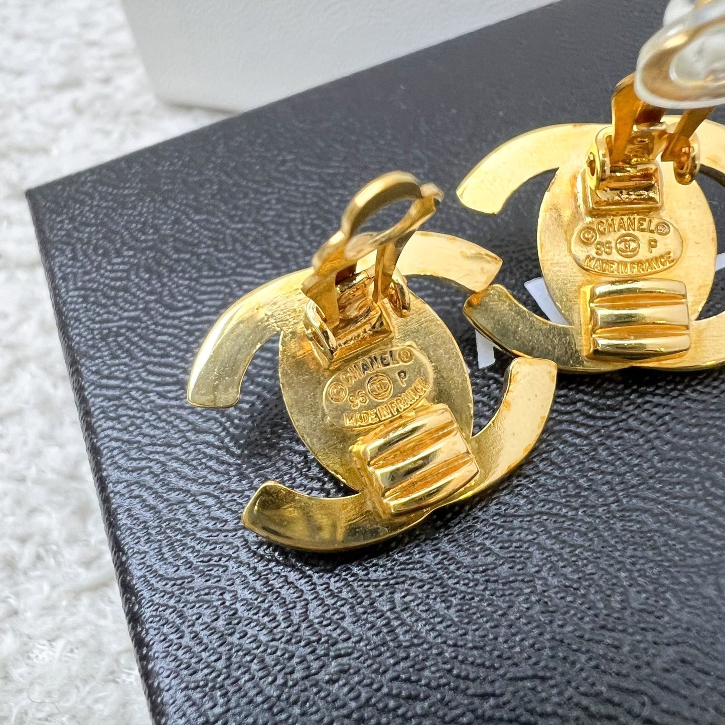 GLM- Medium GLM- Turnlock Clip On Earrings in GHW
