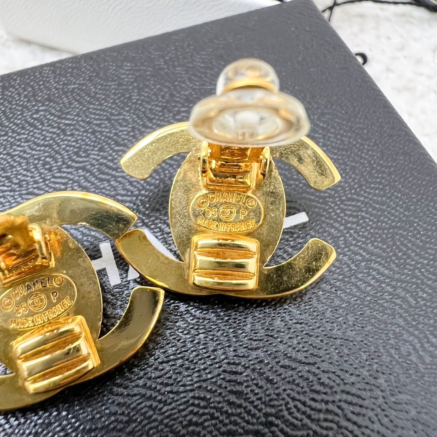 GLM- Medium GLM- Turnlock Clip On Earrings in GHW