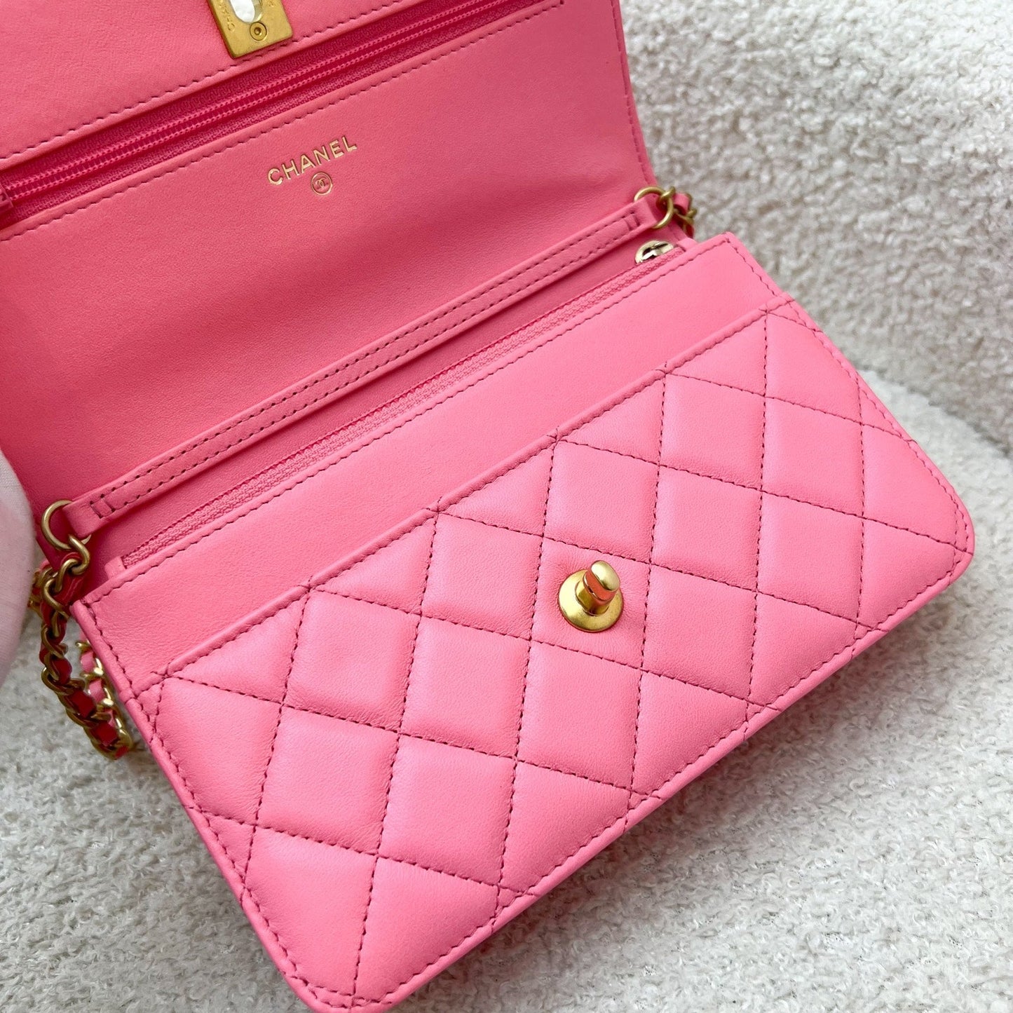 GLM-Pearl Crush Wallet on Chain WOC in 22S Coral Pink Lambskin and AGHW (Model: AP1450)