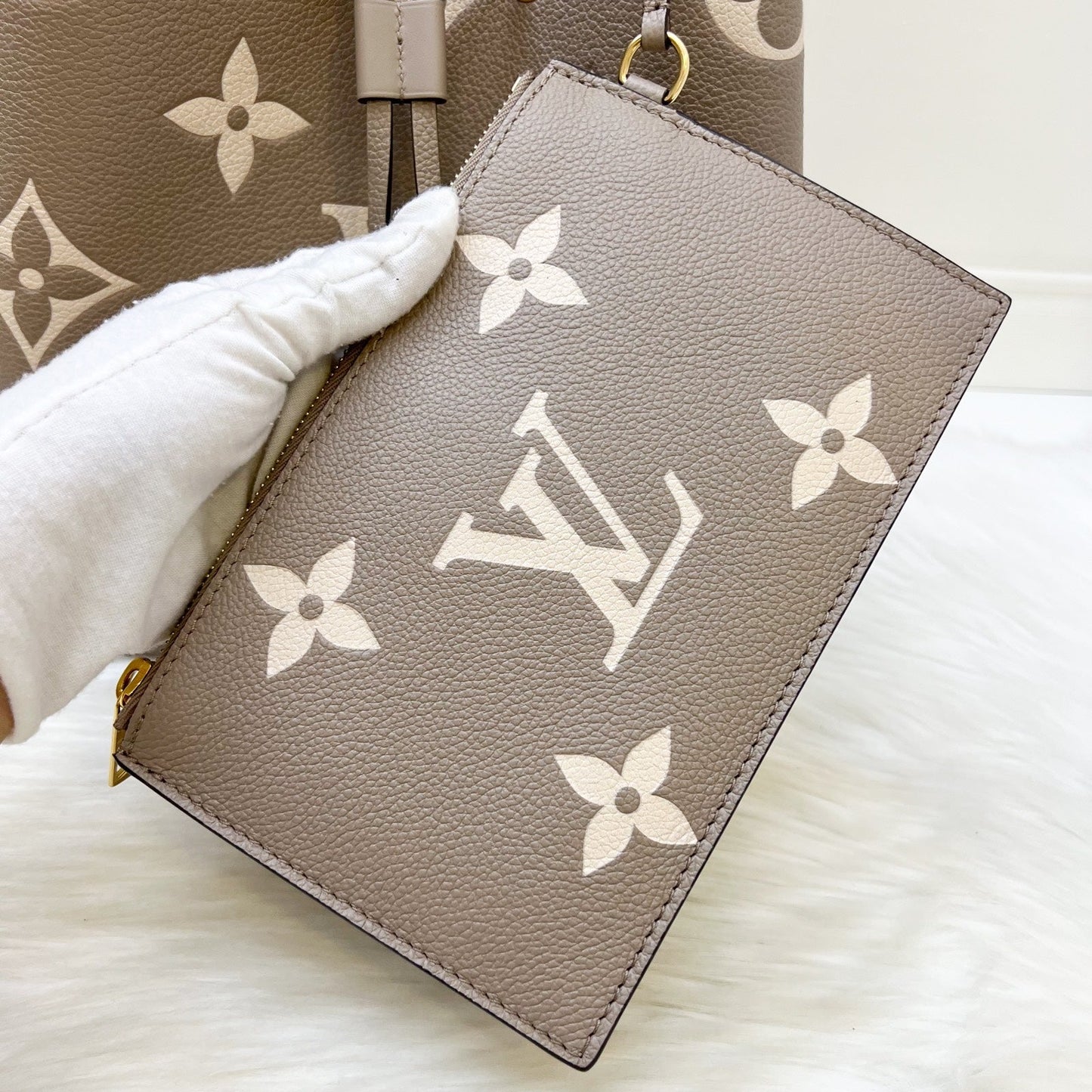 LV NÃƒÂ©oNoÃƒÂ© MM Bucket Bag in Tourterelle / CrÃƒÂ¨me Monogram Empreinte Leather and GHW