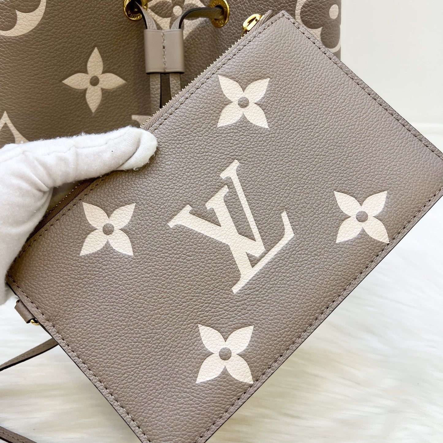 LV NÃƒÂ©oNoÃƒÂ© MM Bucket Bag in Tourterelle / CrÃƒÂ¨me Monogram Empreinte Leather and GHW