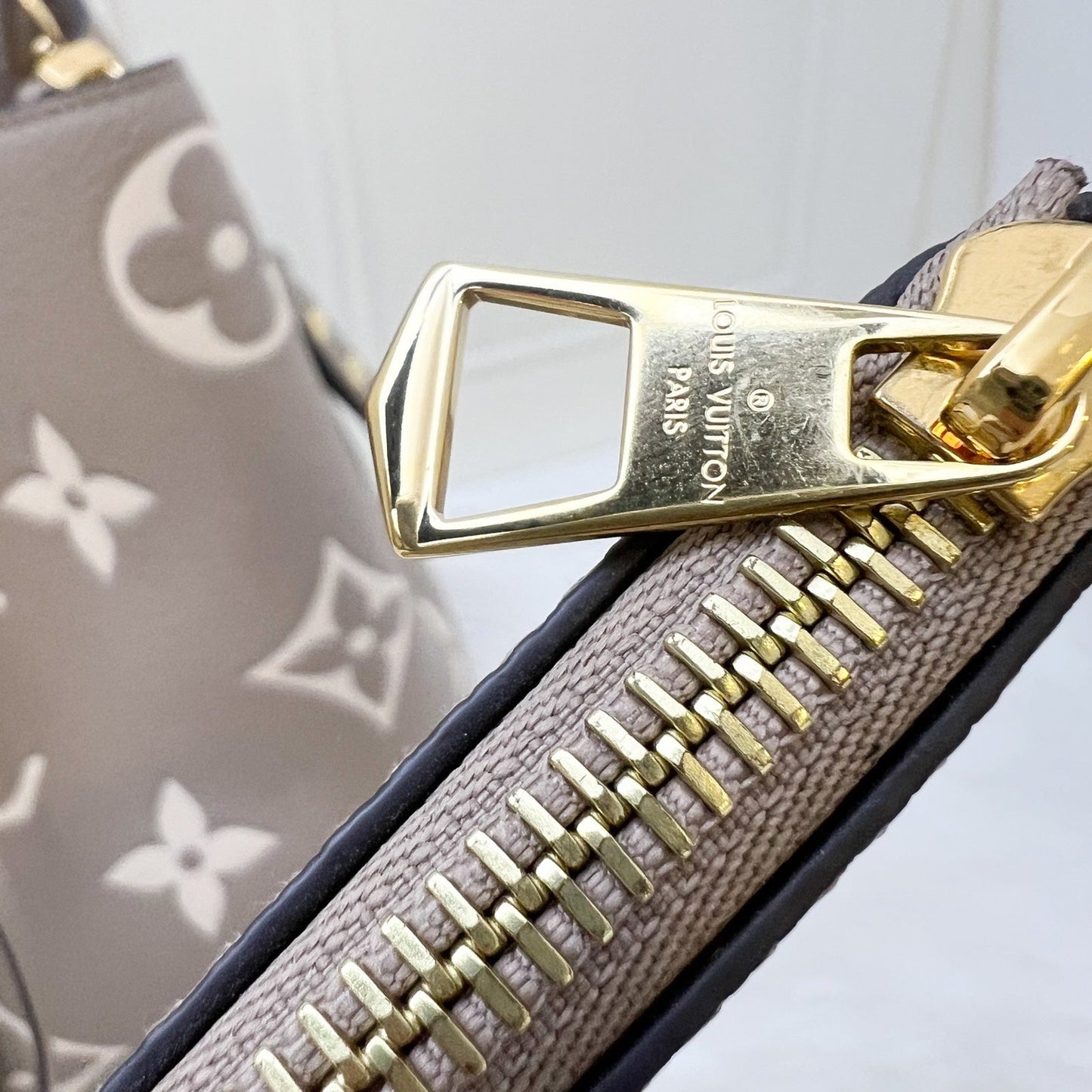 LV NÃƒÂ©oNoÃƒÂ© MM Bucket Bag in Tourterelle / CrÃƒÂ¨me Monogram Empreinte Leather and GHW