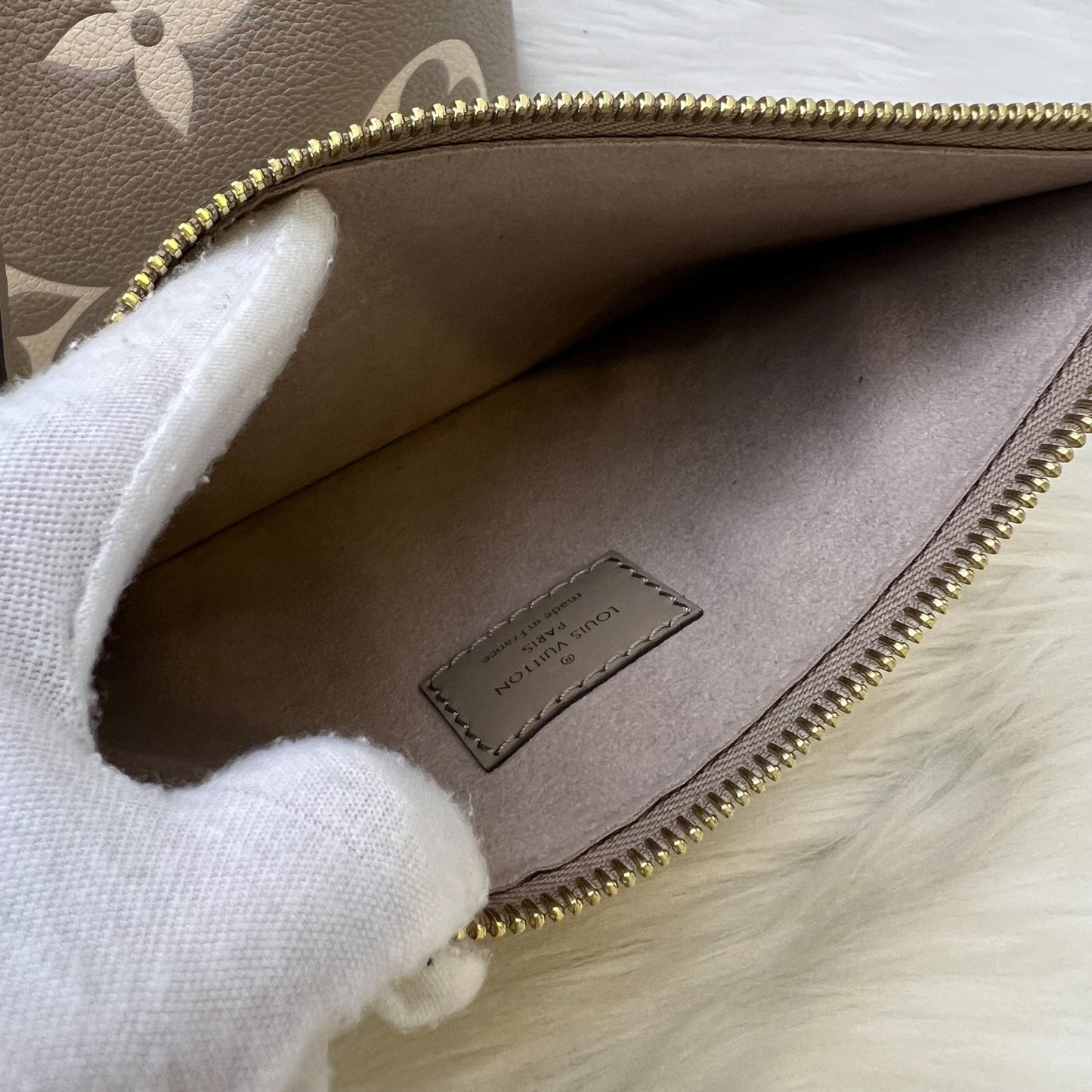 LV NÃƒÂ©oNoÃƒÂ© MM Bucket Bag in Tourterelle / CrÃƒÂ¨me Monogram Empreinte Leather and GHW