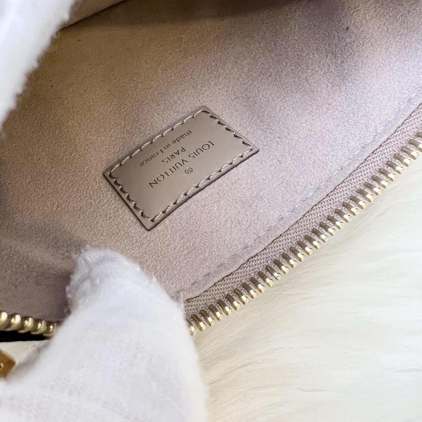 LV NÃƒÂ©oNoÃƒÂ© MM Bucket Bag in Tourterelle / CrÃƒÂ¨me Monogram Empreinte Leather and GHW