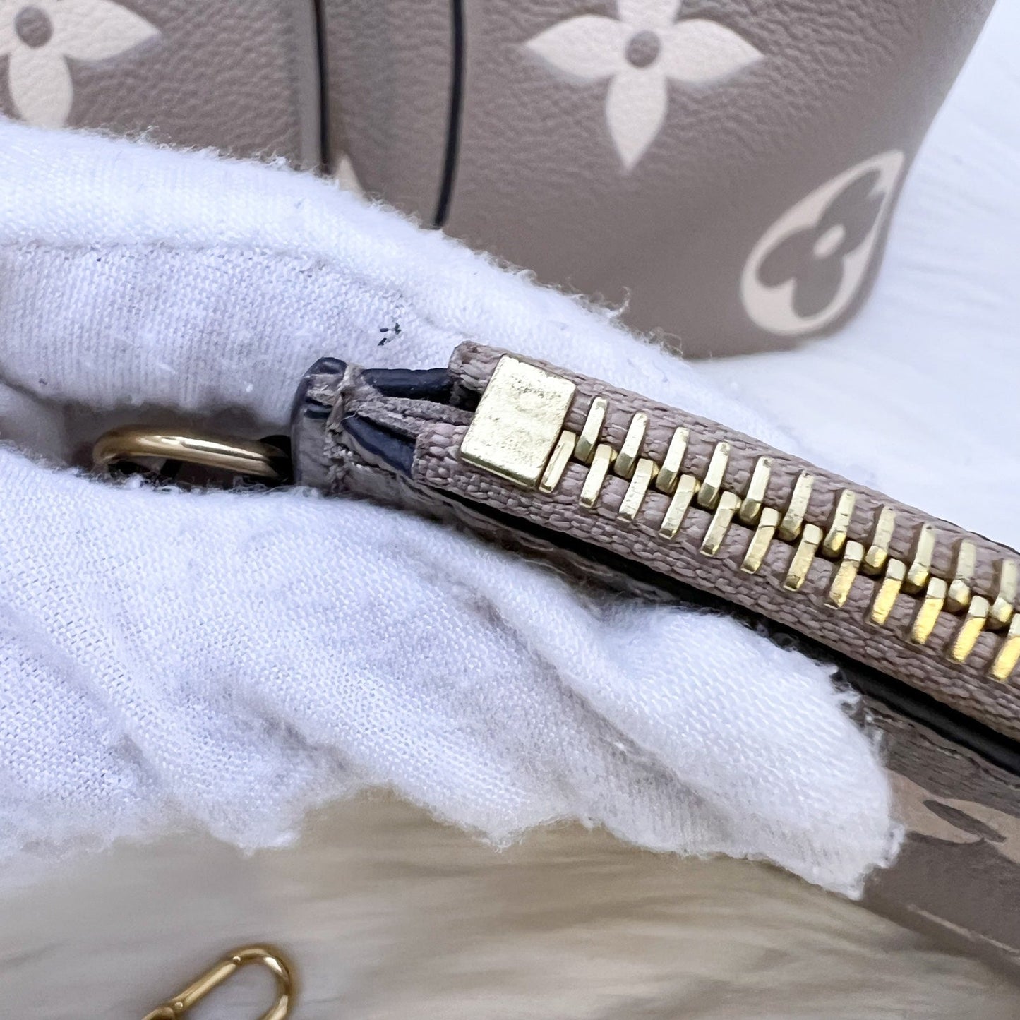 LV NÃƒÂ©oNoÃƒÂ© MM Bucket Bag in Tourterelle / CrÃƒÂ¨me Monogram Empreinte Leather and GHW