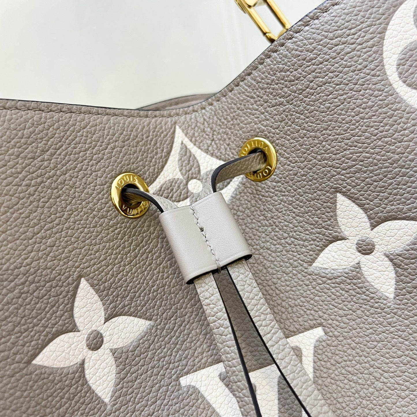LV NÃƒÂ©oNoÃƒÂ© MM Bucket Bag in Tourterelle / CrÃƒÂ¨me Monogram Empreinte Leather and GHW