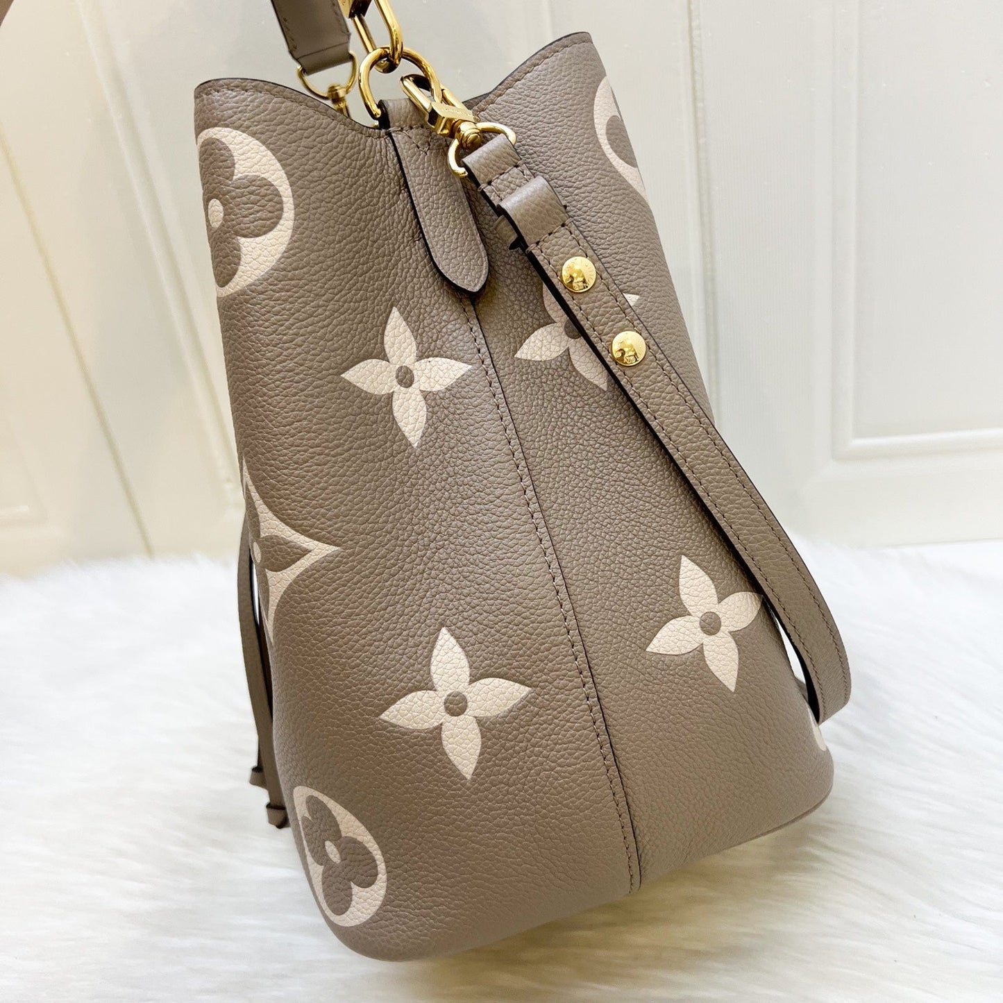 LV NÃƒÂ©oNoÃƒÂ© MM Bucket Bag in Tourterelle / CrÃƒÂ¨me Monogram Empreinte Leather and GHW