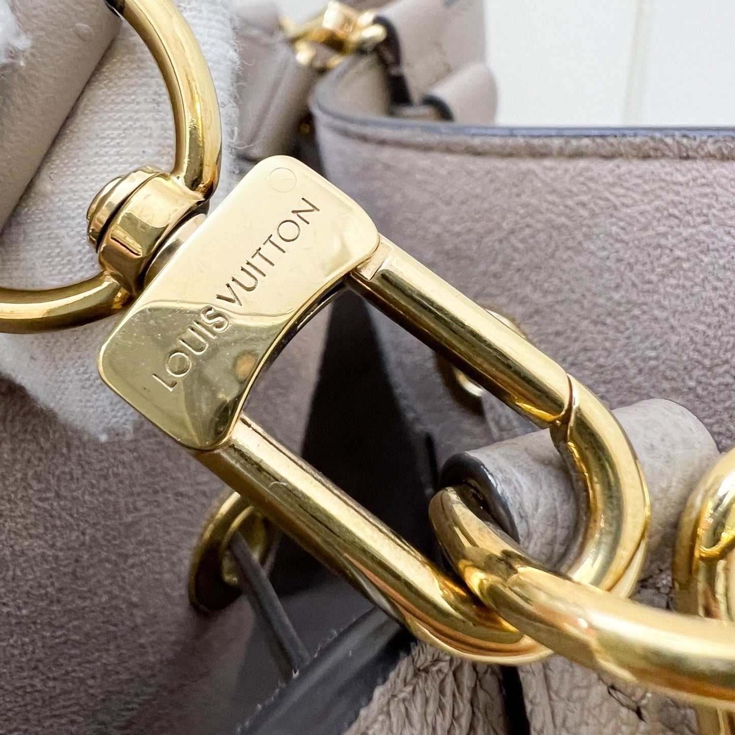 LV NÃƒÂ©oNoÃƒÂ© MM Bucket Bag in Tourterelle / CrÃƒÂ¨me Monogram Empreinte Leather and GHW
