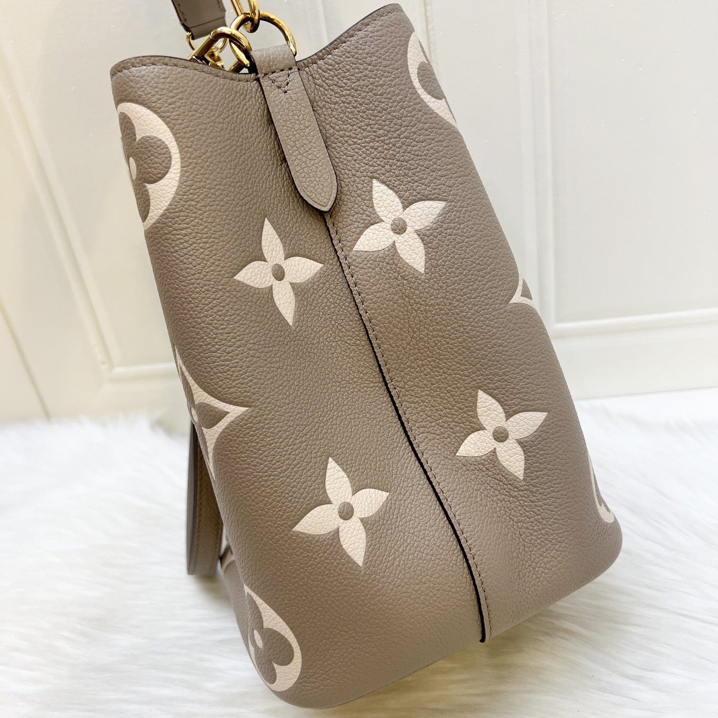 LV NÃƒÂ©oNoÃƒÂ© MM Bucket Bag in Tourterelle / CrÃƒÂ¨me Monogram Empreinte Leather and GHW
