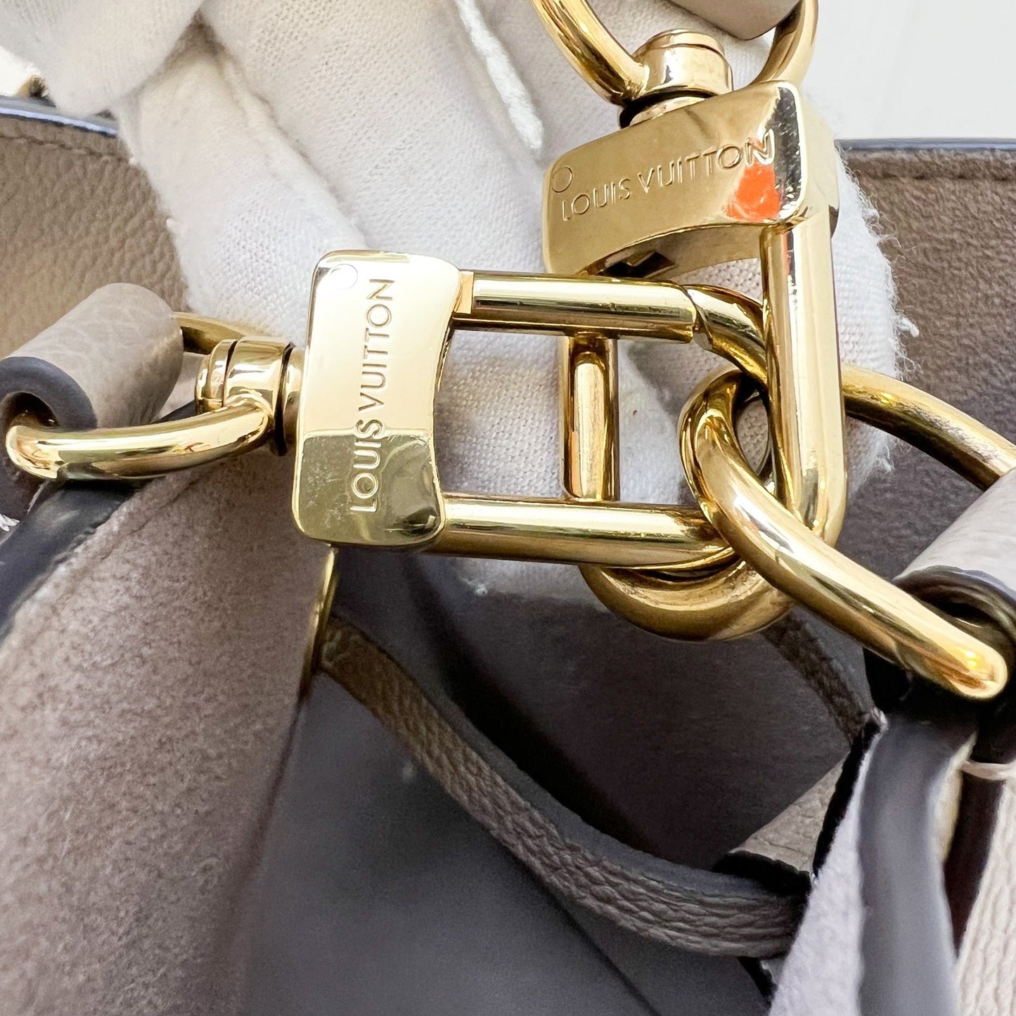 LV NÃƒÂ©oNoÃƒÂ© MM Bucket Bag in Tourterelle / CrÃƒÂ¨me Monogram Empreinte Leather and GHW