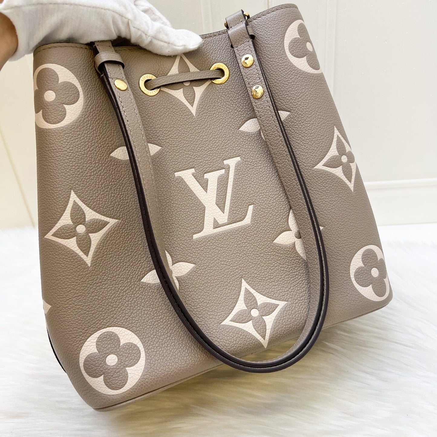 LV NÃƒÂ©oNoÃƒÂ© MM Bucket Bag in Tourterelle / CrÃƒÂ¨me Monogram Empreinte Leather and GHW