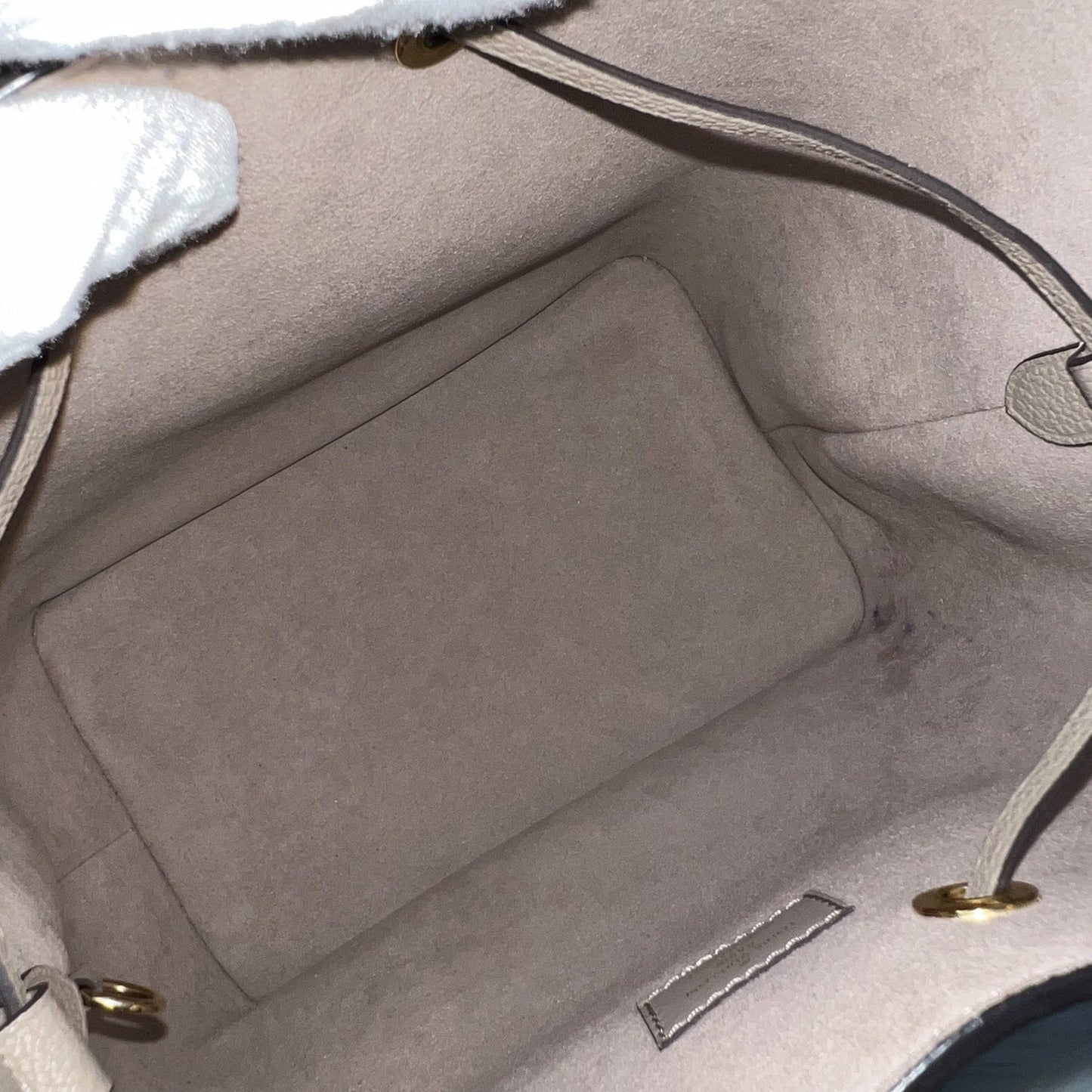 LV NÃƒÂ©oNoÃƒÂ© MM Bucket Bag in Tourterelle / CrÃƒÂ¨me Monogram Empreinte Leather and GHW