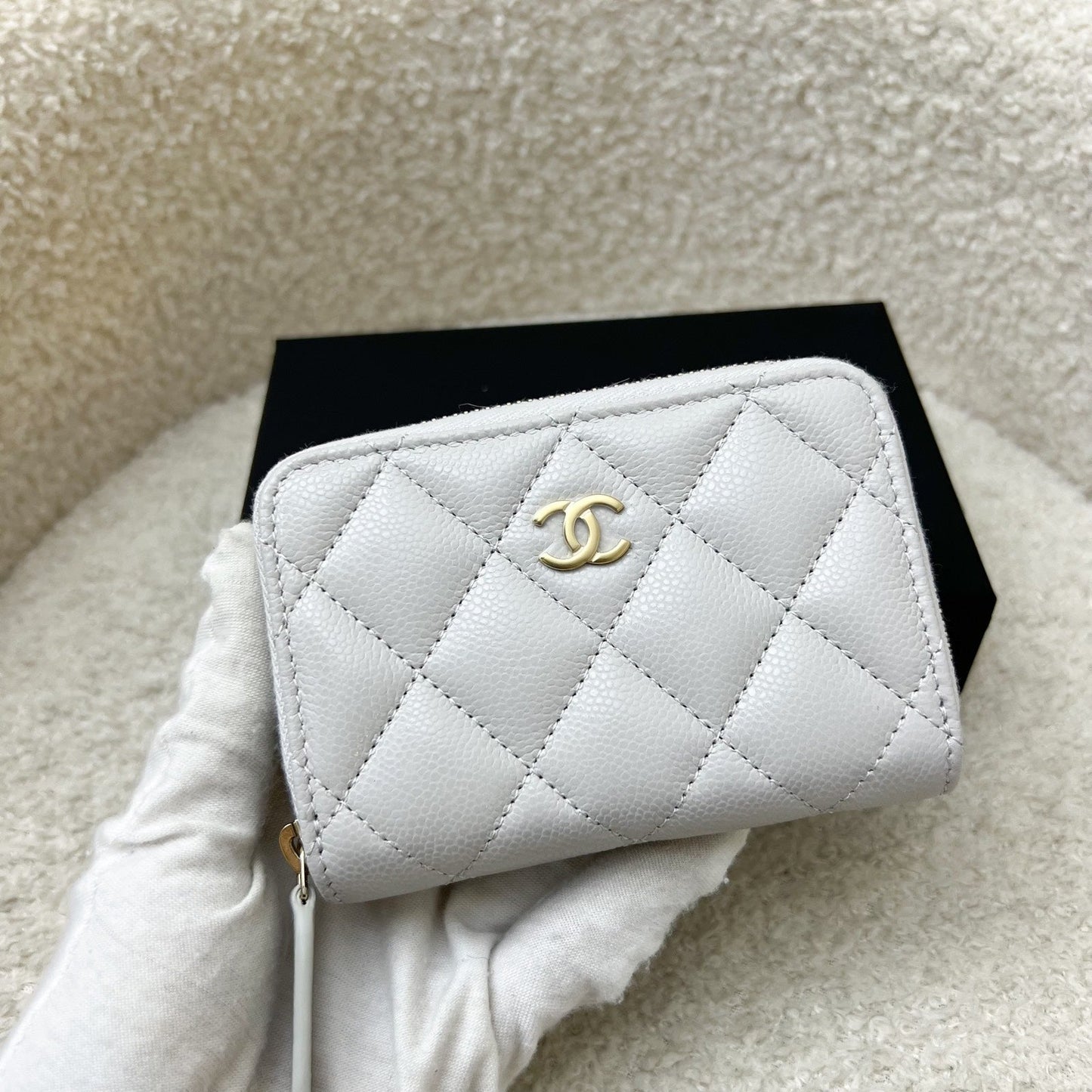 GLM-Classic Zippy Card Holder in Light Grey Caviar and LGHW