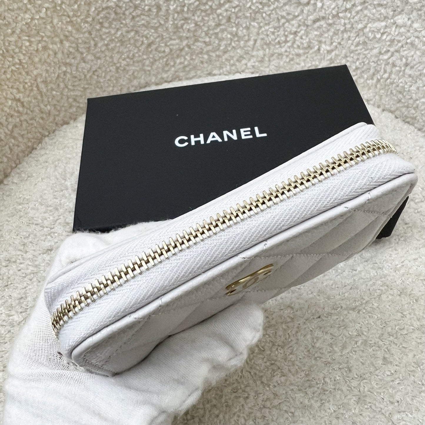 GLM-Classic Zippy Card Holder in Light Grey Caviar and LGHW