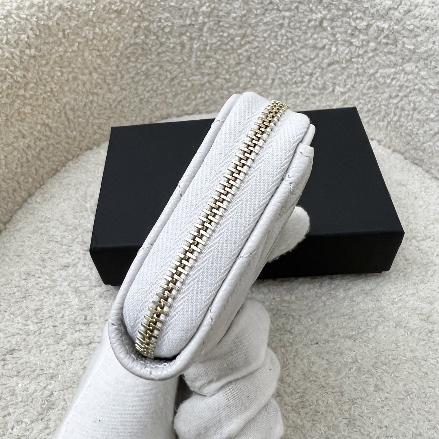 GLM-Classic Zippy Card Holder in Light Grey Caviar and LGHW