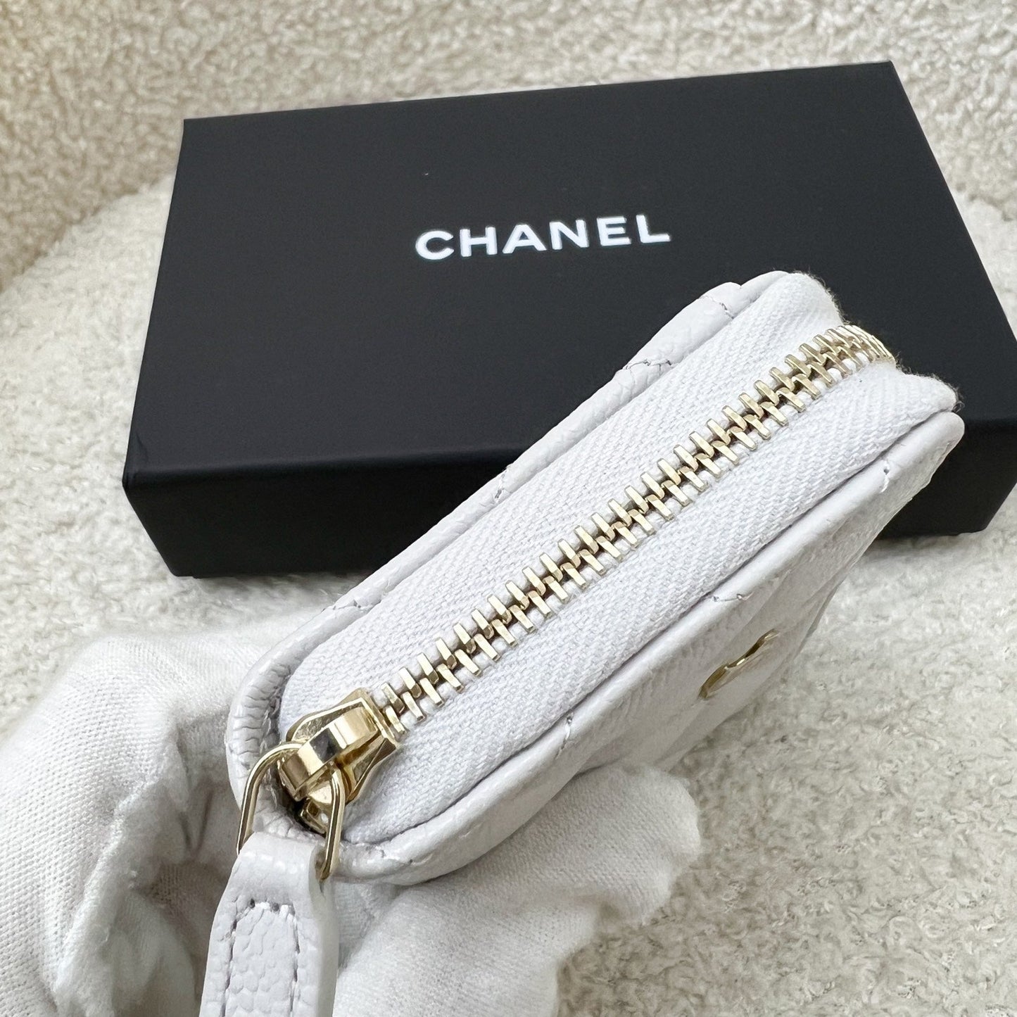 GLM-Classic Zippy Card Holder in Light Grey Caviar and LGHW