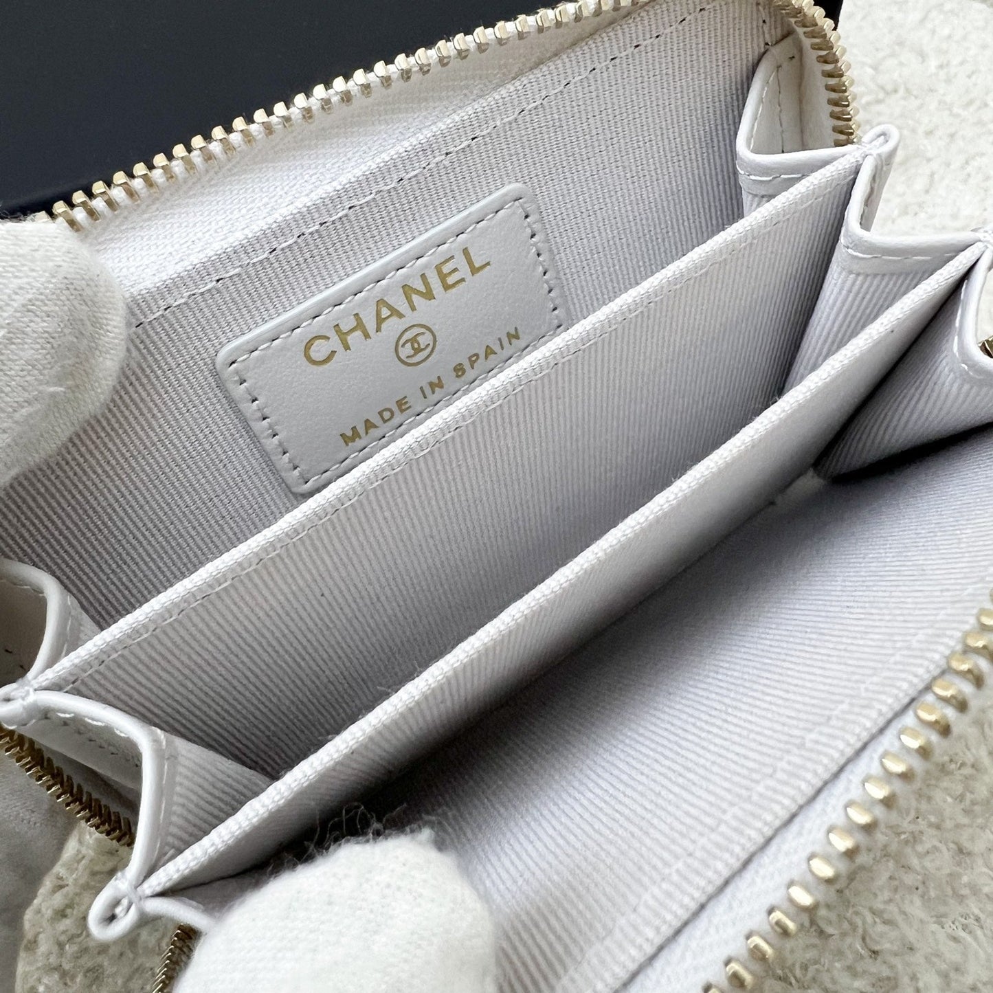 GLM-Classic Zippy Card Holder in Light Grey Caviar and LGHW