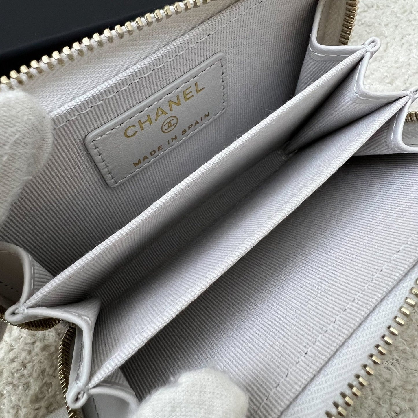 GLM-Classic Zippy Card Holder in Light Grey Caviar and LGHW