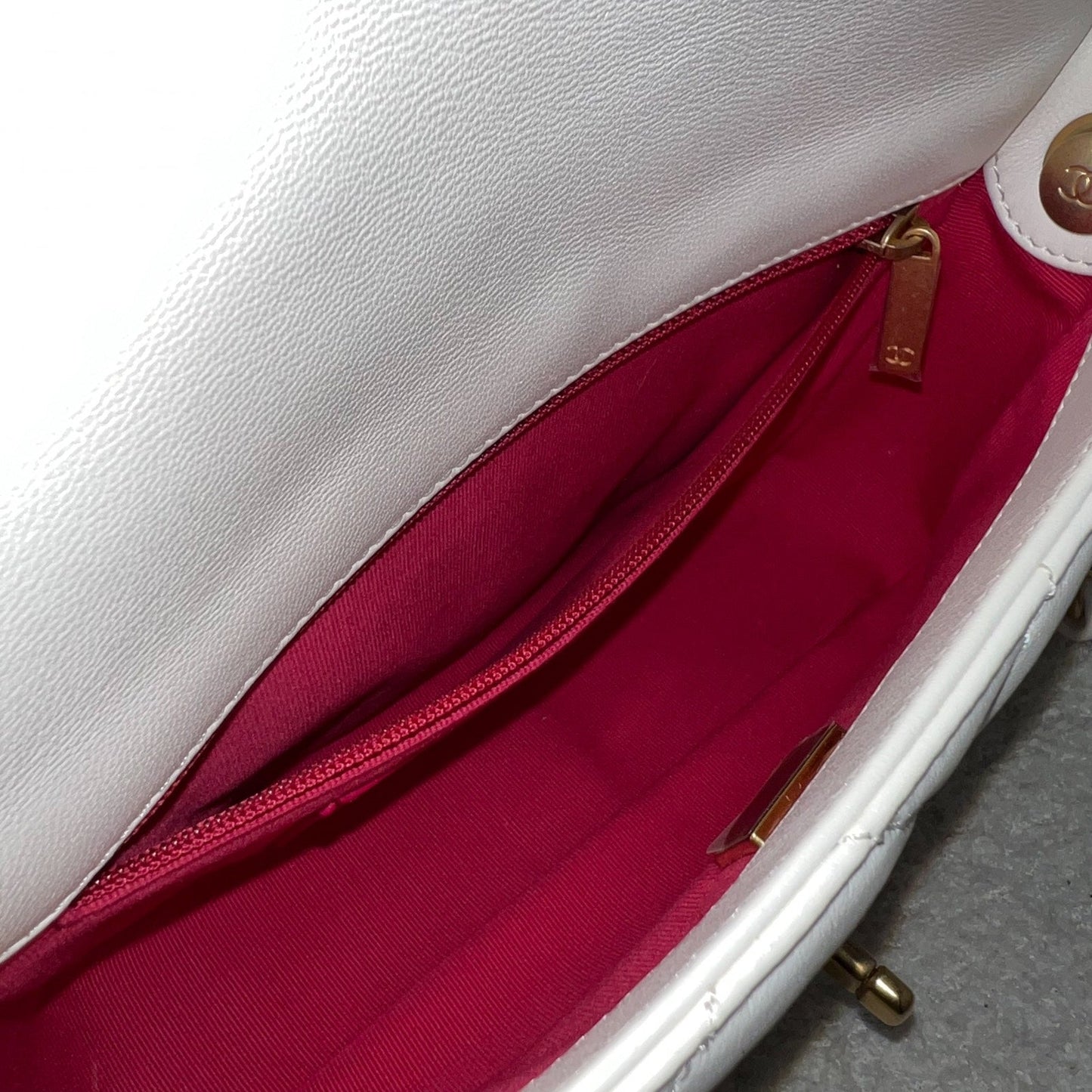 GLM-23S Heart Clasp Small Flap in White Lambskin and AGHW (Model: AS3986)
