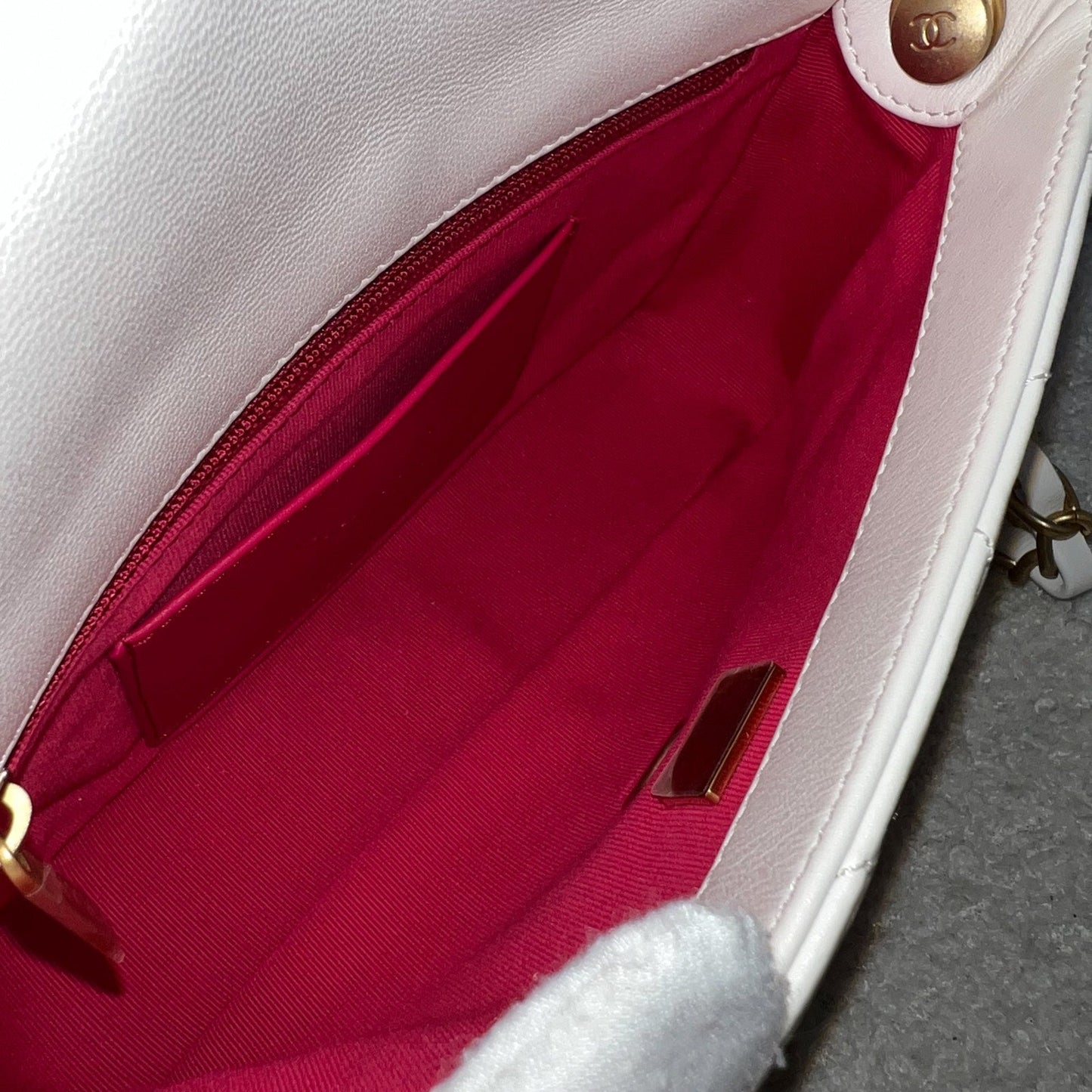 GLM-23S Heart Clasp Small Flap in White Lambskin and AGHW (Model: AS3986)