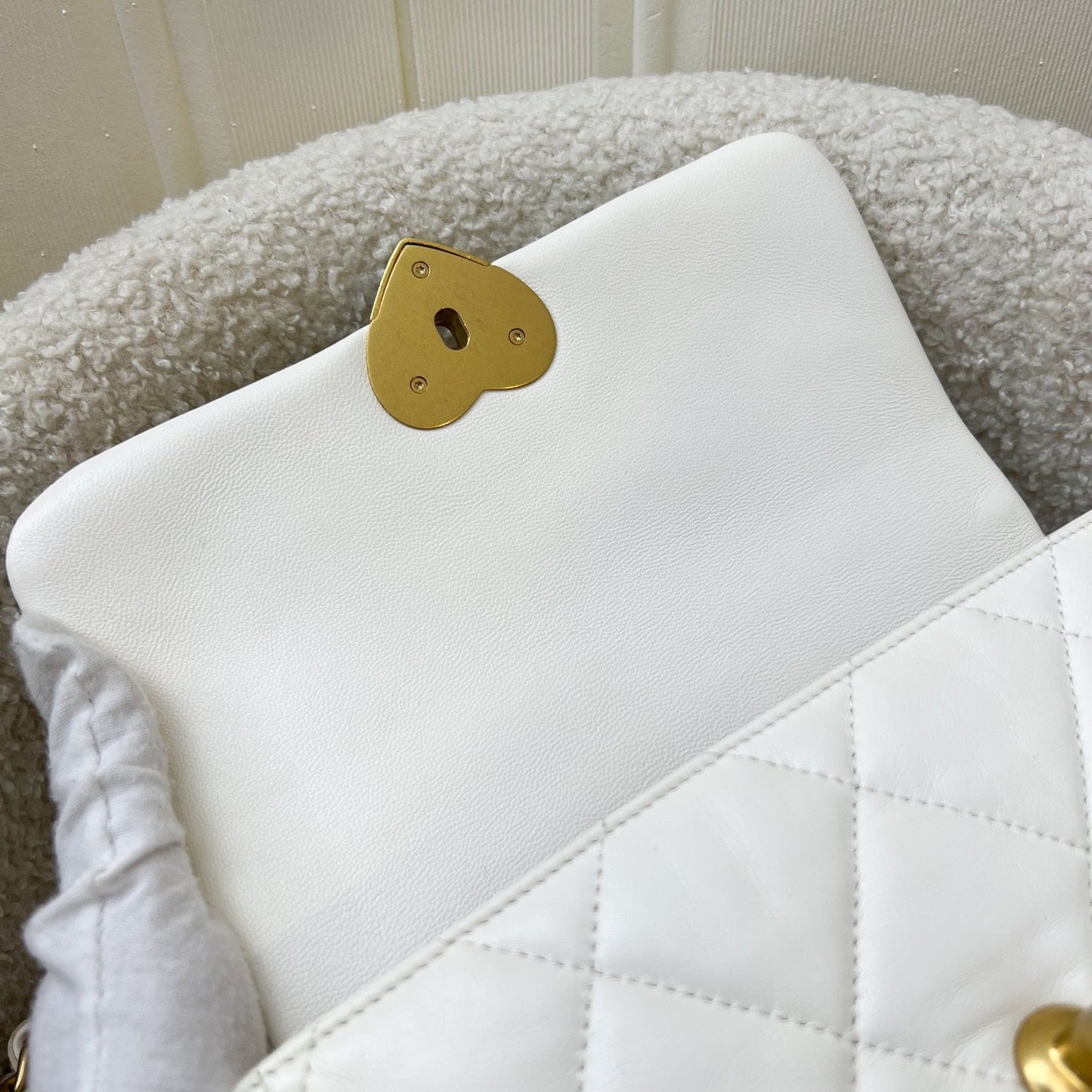 GLM-23S Heart Clasp Small Flap in White Lambskin and AGHW (Model: AS3986)