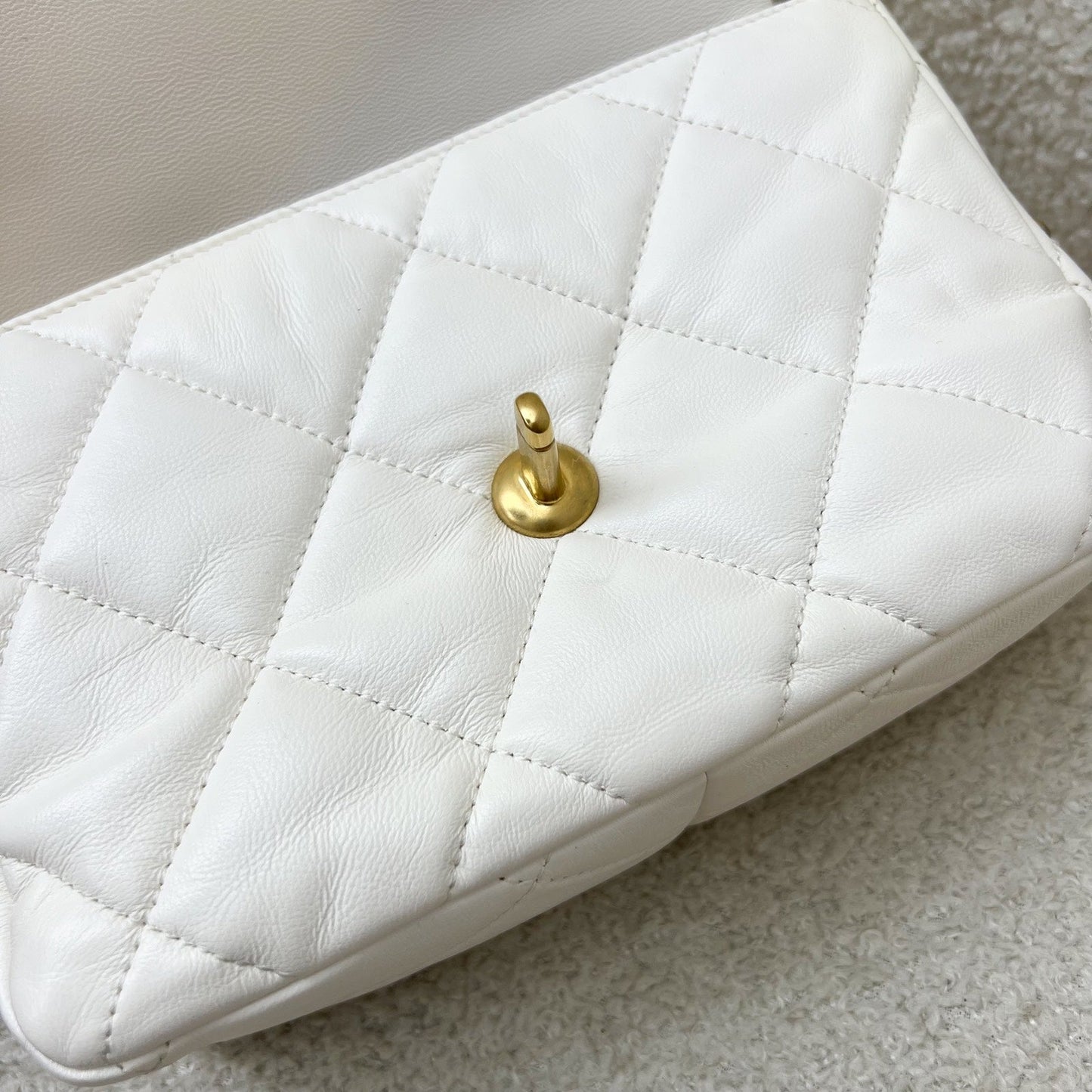 GLM-23S Heart Clasp Small Flap in White Lambskin and AGHW (Model: AS3986)