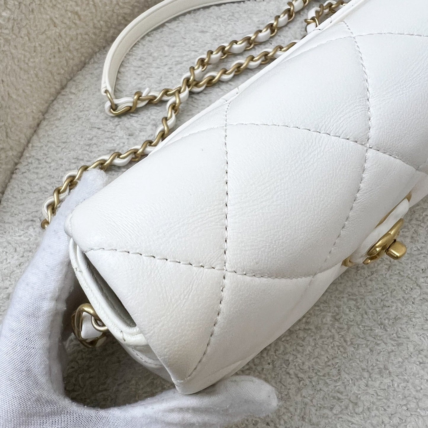 GLM-23S Heart Clasp Small Flap in White Lambskin and AGHW (Model: AS3986)
